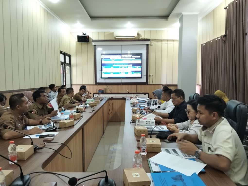 <p>Rapat Komisi IV DPRD Kotim bersama Dishub membahas anggaran 2026, Selasa (21/10/2025). (Foto: Apri)</p>