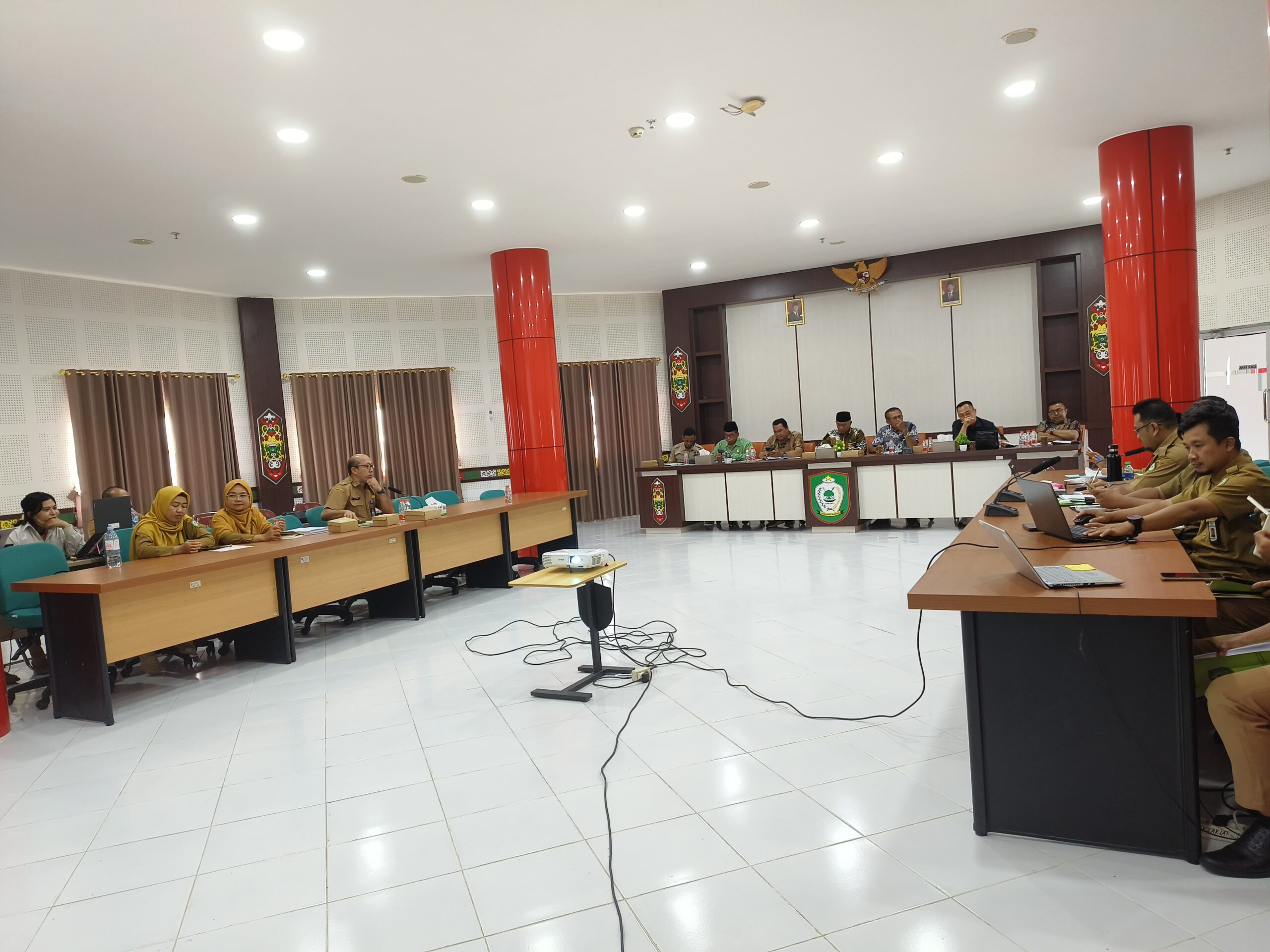 <p>Rapat kerja pembahasan RAPBD 2026 Komisi II bersama DLH Kotim, di Lantai 3 MPP, Selasa (21/10/2025). (Foto: Apri)</p>