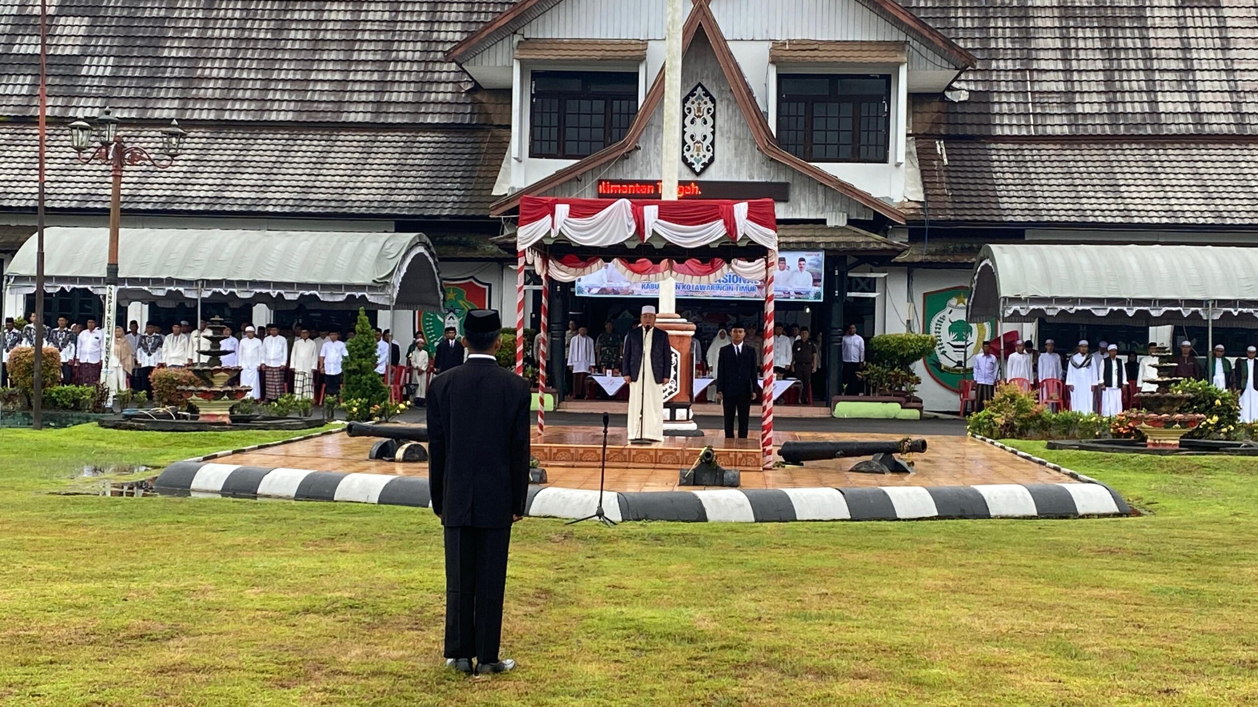 <p>Bupati Kotim, Halikinnor menjadi pembina upacara pada hari santri di halaman Setda Kotim, Rabu (22/10/2025). (Foto: Apri)</p>