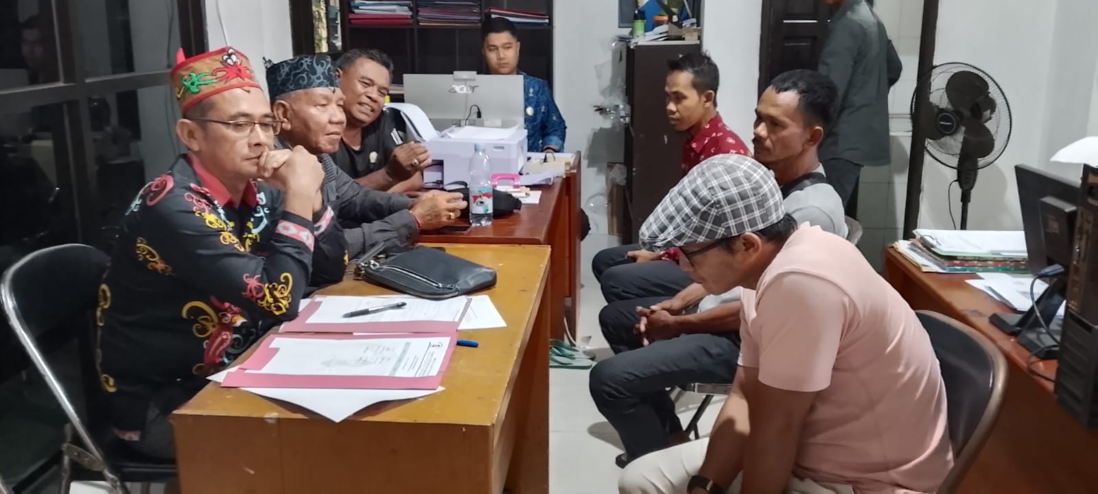 <p>Mediasi antara warga BHL dan Kades BHL di kantor DAD Kotim, pada Selasa (21/10/2025). (Foto: Ist)</p>