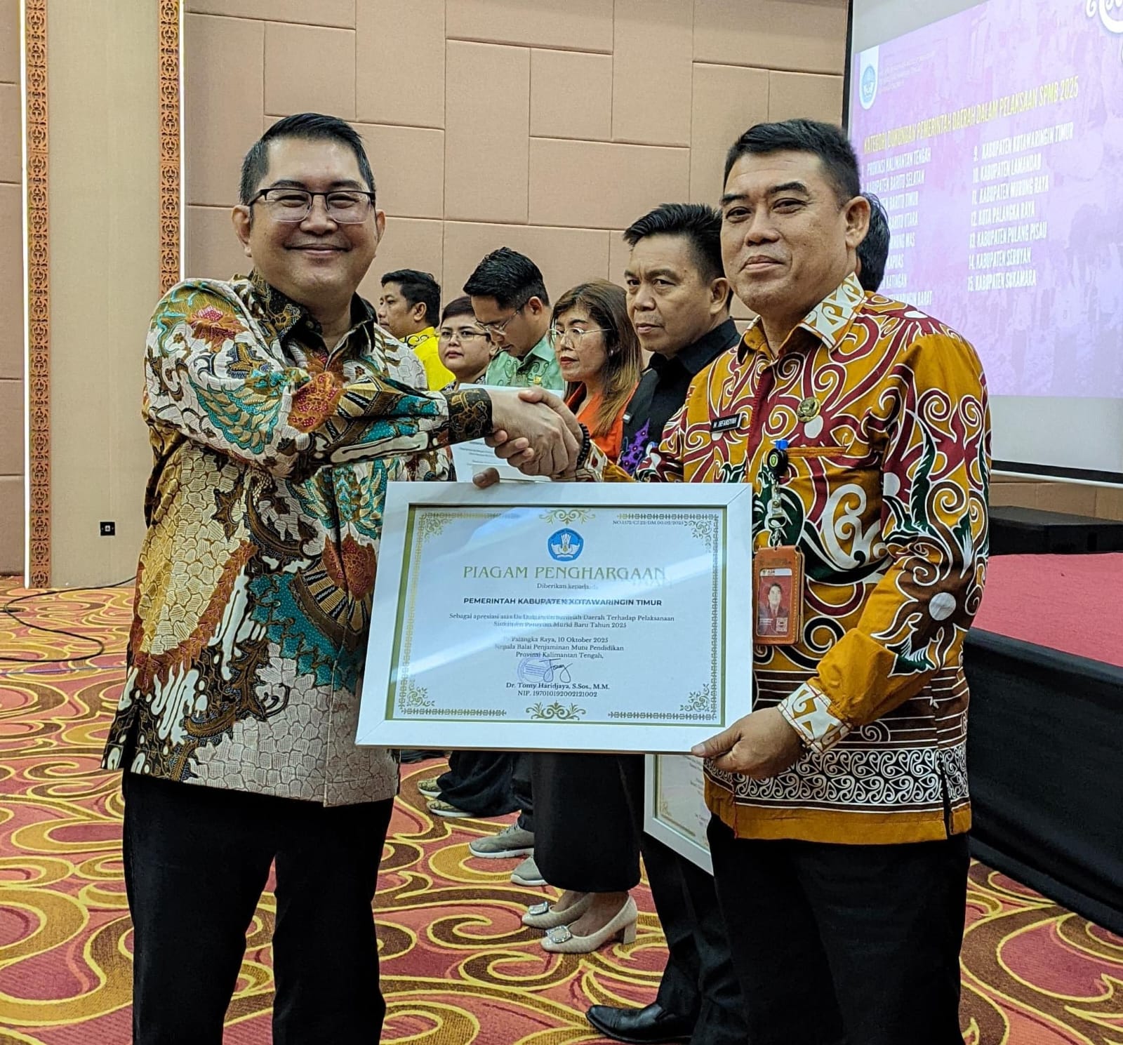 <p>Kepala Disdik Kotim, Muhammad Irfansyah, menerima penghargaan dari BPMP Provinsi Kalteng, pada Rabu (22/10/2025). (Foto : Ist)</p>