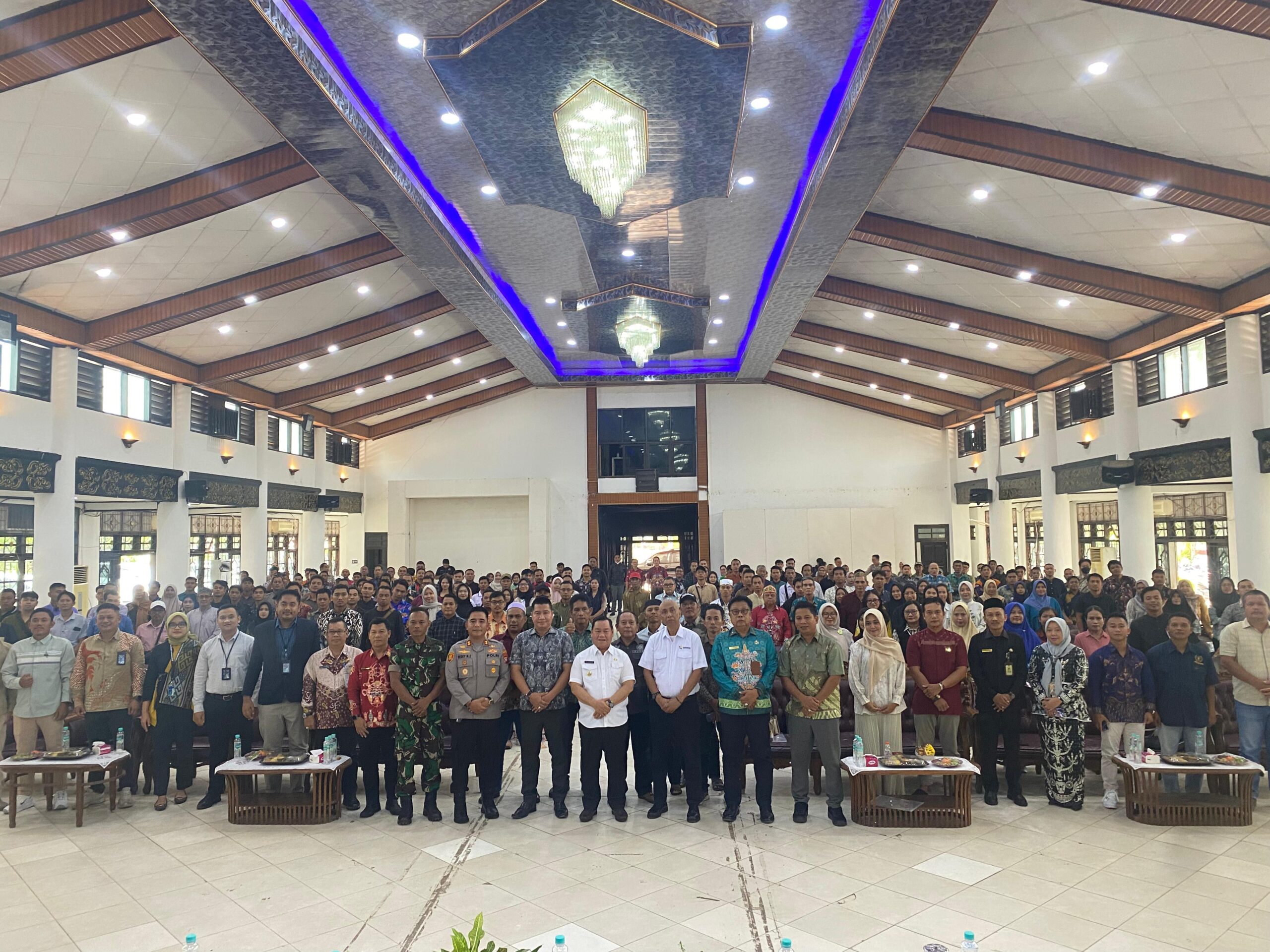 <p>Bupati Kotim, Halikinnor, saat membuka sosialisasi koperasi Merah Putih, di Gedung Serbaguna Sampit, Kamis (23/10/2025). (Foto: Apri) </p>