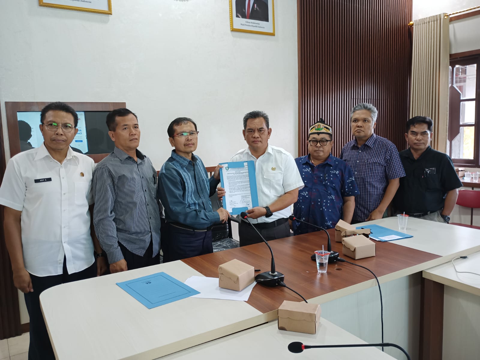 <p>Asisten II Setda Kotim, Rody Kamislam saat menyerahkan hasil kesepakatan rapat terkait kewajiban plasma 20 persen bagi masyarakat sekitar, belum lama ini. (Foto: Ist)</p>