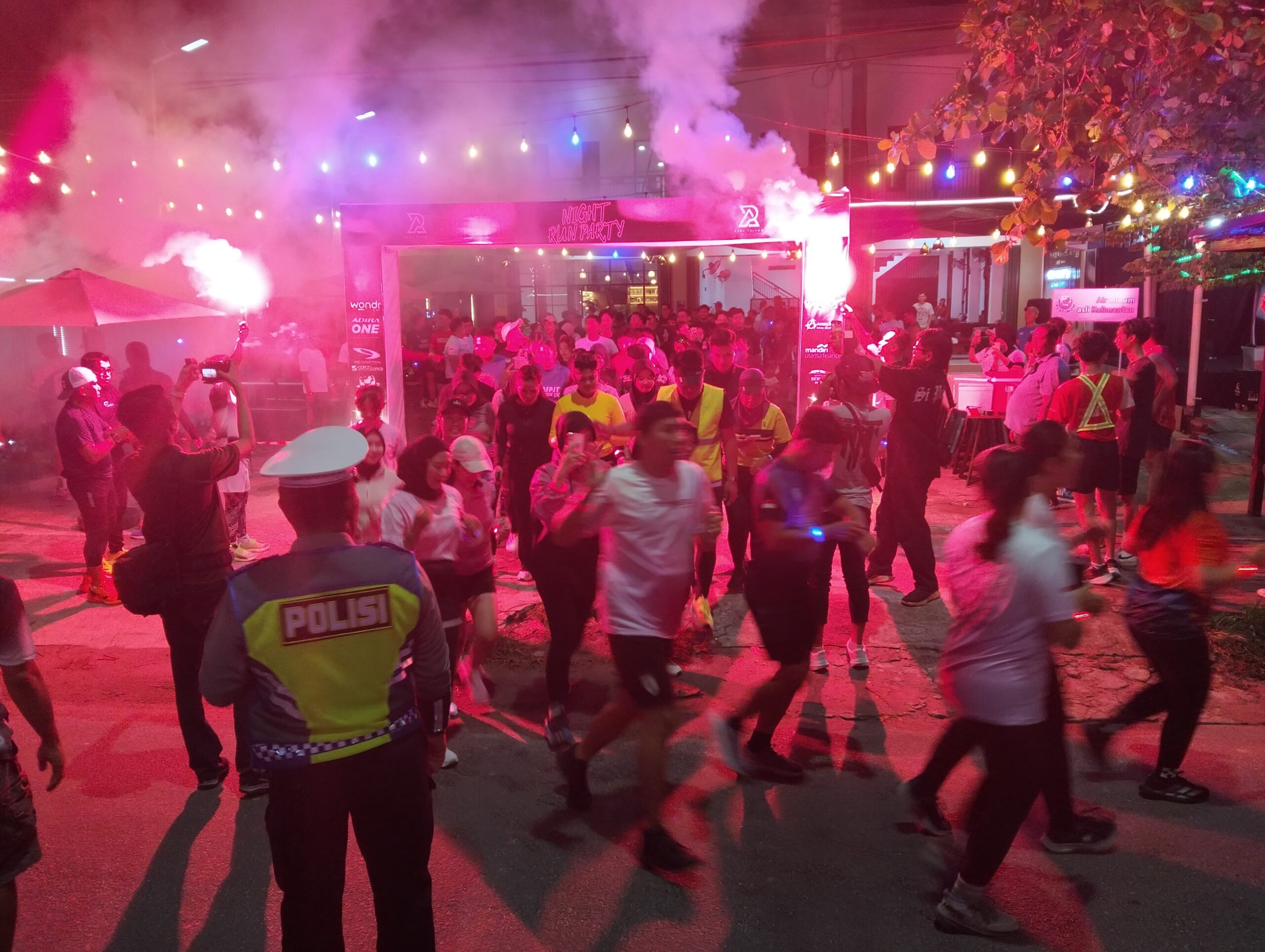 <p>Gelaran Night Run Party di Kota Sampit, pada Jumat (24/10/2025) malam. (Foto: Apri)</p>