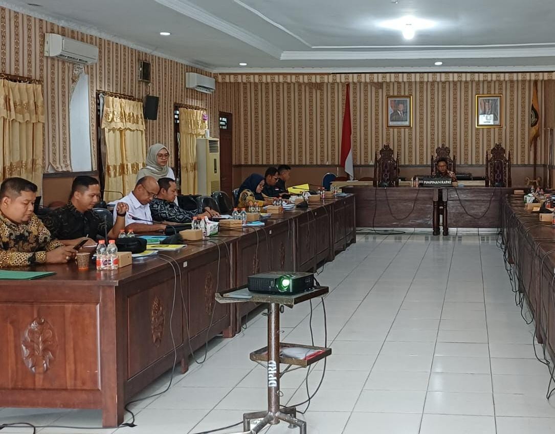 <p>Komisi III DPRD Kotim saat rapat kerja bersama Disdik Kotim membahas RAPBD 2026. (Foto:Apri)</p>