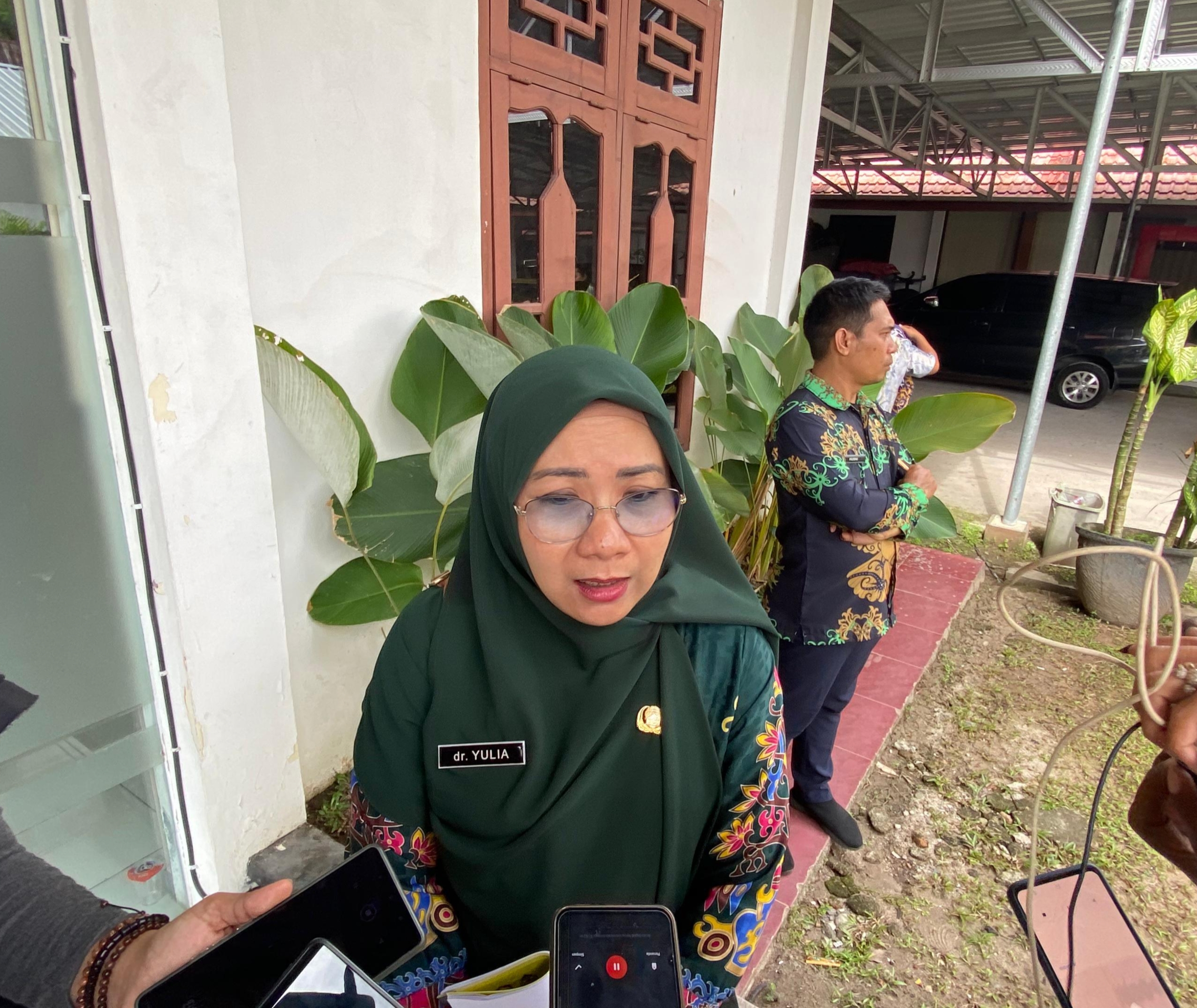 <p>Plt Direktur RSUD dr Murjani Sampit, dr Yulia Nofiany saat diwawancarai. (Foto: Apri) </p>