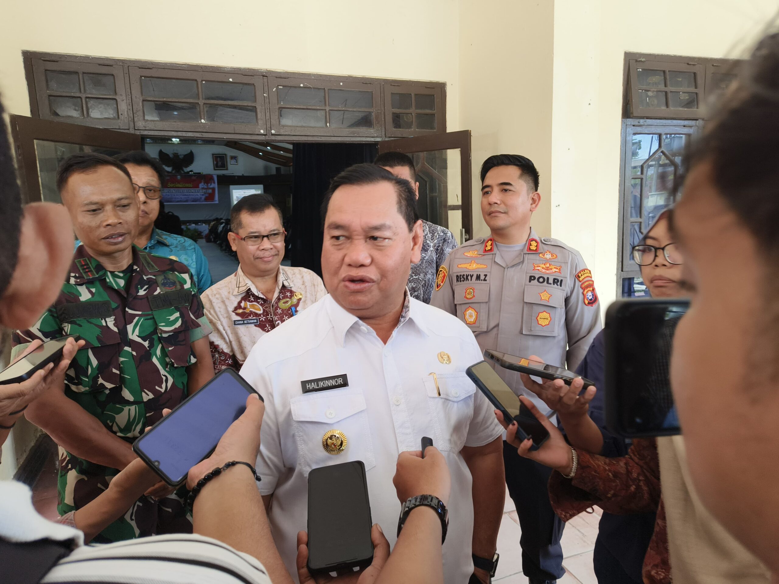 <p>Bupati Kotim, Halikinnor saat diwawancarai. (Foto: Apri) </p>