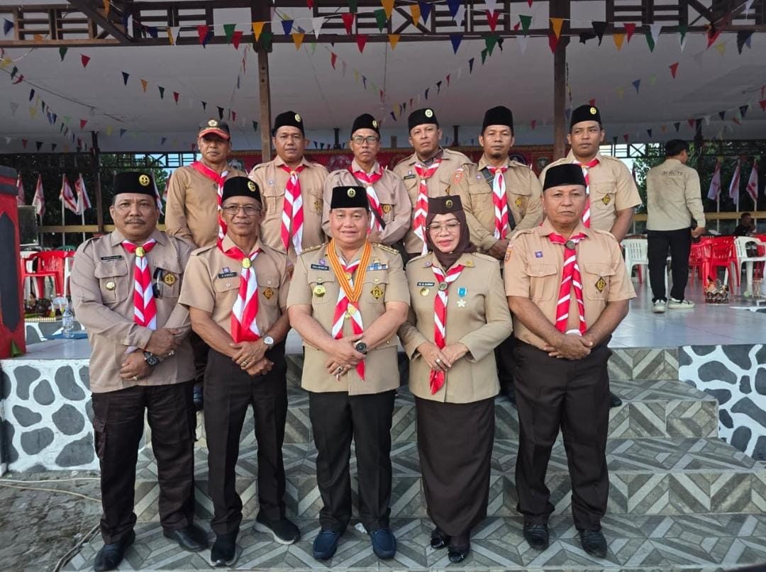 <p>Wakil Ketua II DPRD Kotim, Rudianur (kanan depan) saat menghadiri Kemah Besar Pramuka se-Kotim 2025 di Pantai Ujung Pandaran, pada Sabtu (25/10/2025). (Foto: Ist)</p>