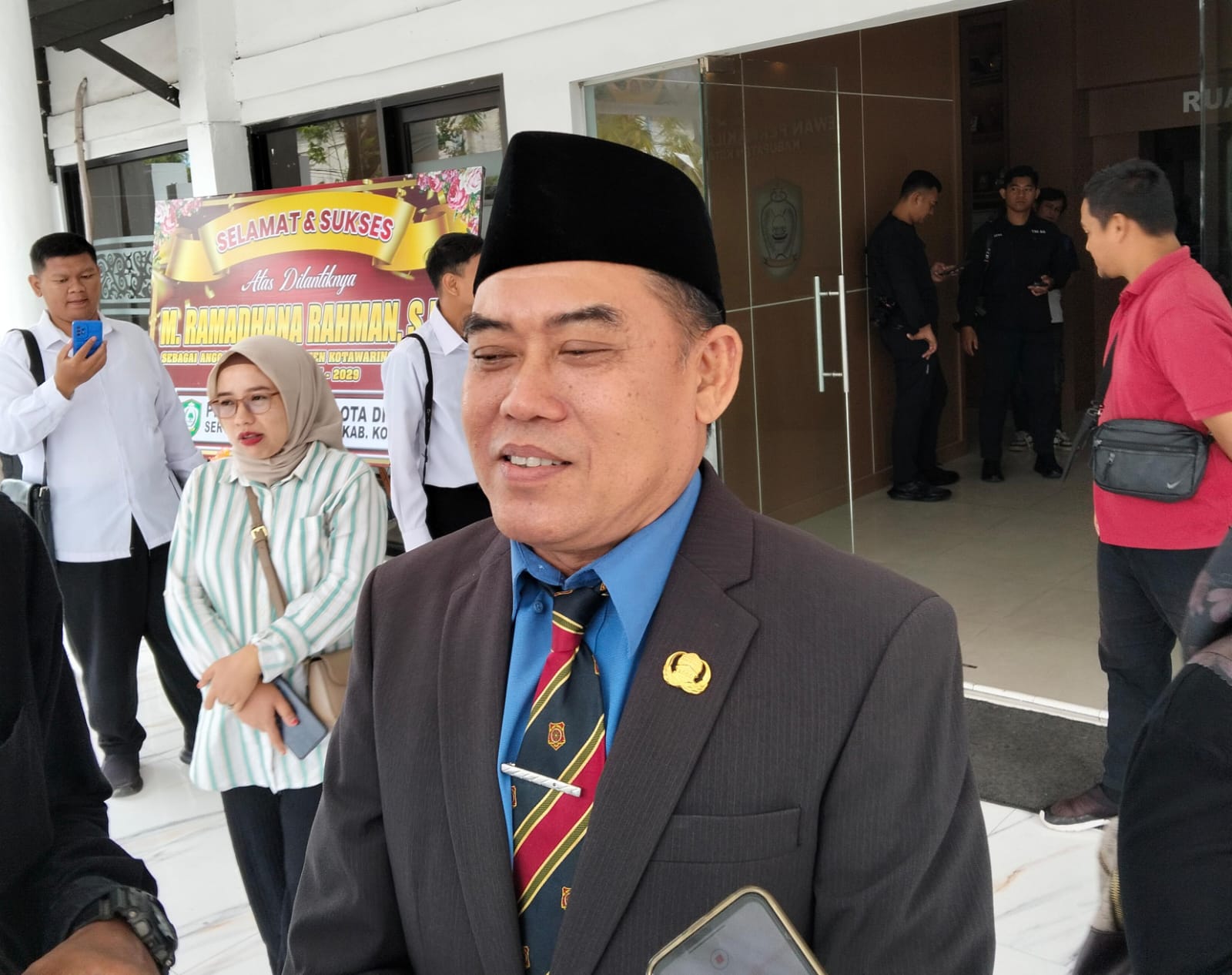 <p>Kepala Disdik Kotim, Muhammad Irfansyah saat diwawancarai, belum lama ini. (Dok: Apri) </p>
