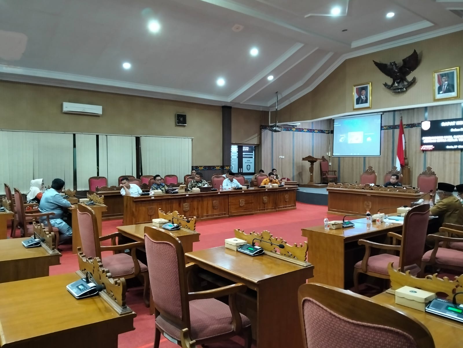 <p>DPRD Kotim saat rapat kompilasi pembahasan APBD 2026 bersama Tim Anggaran Pemerintah Daerah, Senin (27/10/2025). (Foto: Apri)</p>
