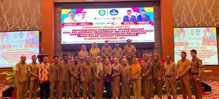 <p>Pembukaan kegiatan Bimbingan Teknis (Bimtek) Peningkatan Kapasitas Pengelolaan dan Pelaporan Keuangan melalui Digitalisasi Rekonsiliasi Penatausahaan Keuangan dan Pajak Satuan Pendidikan di Aquarius Boutique Hotel Sampit, Senin (27/10/2025). (Foto : Apri)</p>