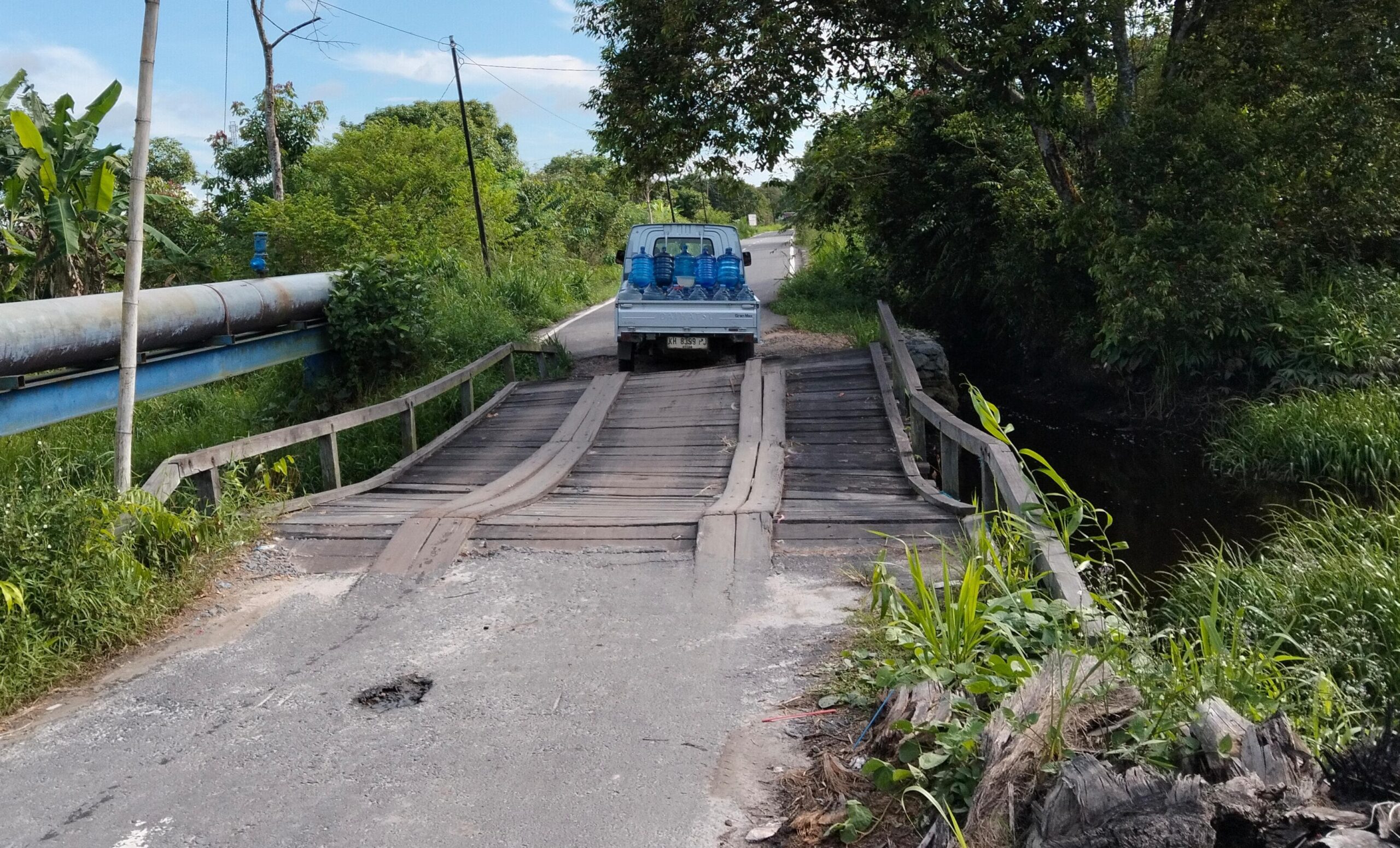 <p>Kondisi Jembatan Kayu Walter Condrad menghubungkan Baamang Tengah dan Baamang Hulu, Senin (27/10/2025). (Foto: Apri)</p>
