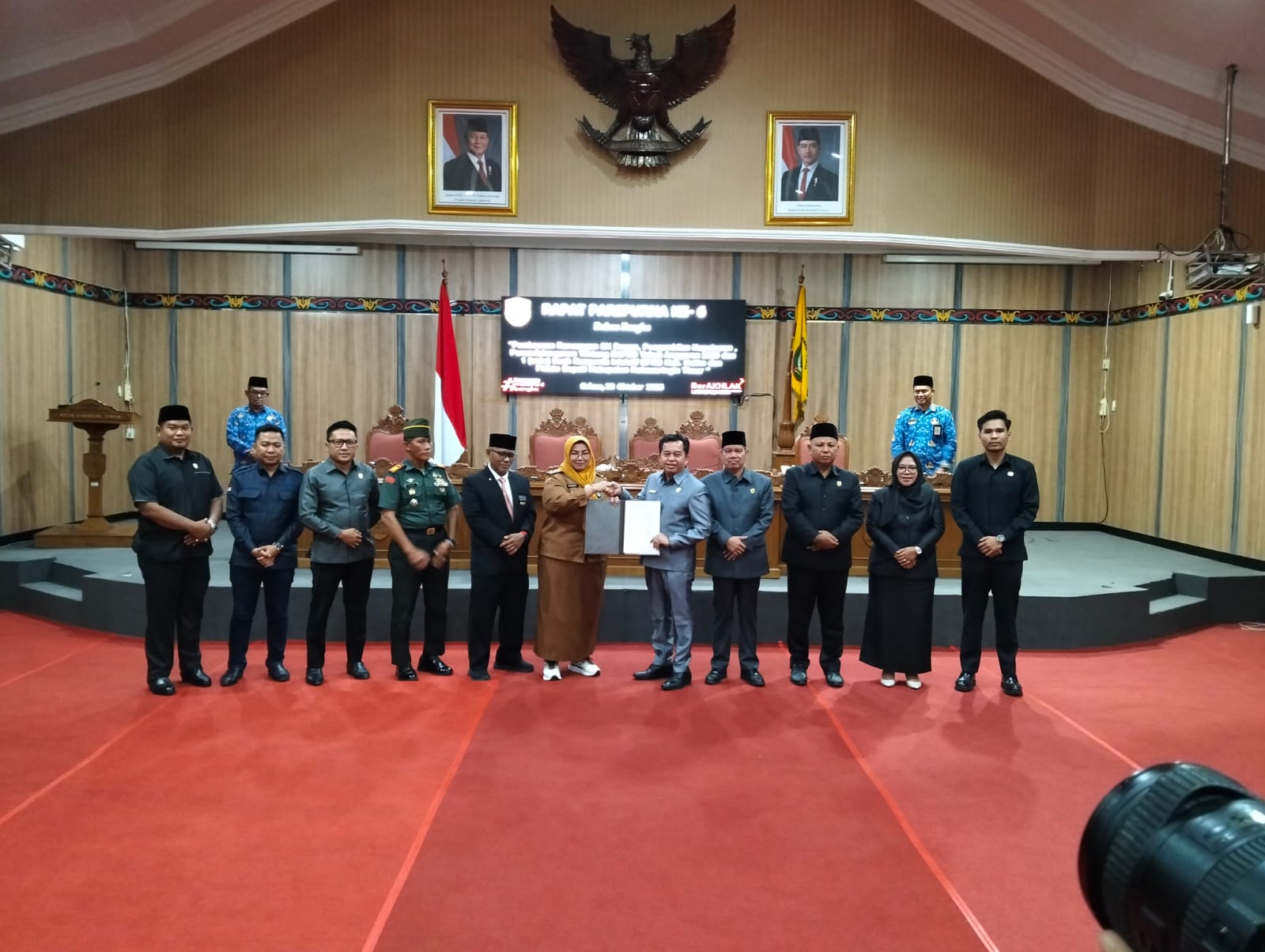 <p>Persetujuan Rancangan APBD 2026 bersama Pemkab dan DPRD Kotim, di Ruang Rapat Paripurna, Selasa (28/10/2025). (Foto: Apri)</p>