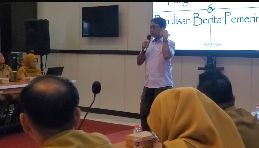 <p>Wartawan dari LKBN Antara Kalimantan Tengah, Norjani saat memberikan materi kepada admin media sosial dan pengelola website di lingkup organisasi perangkat daerah (OPD) serta kecamatan di Kotim, Selasa (28/10/2025). (Foto: Apri) </p>