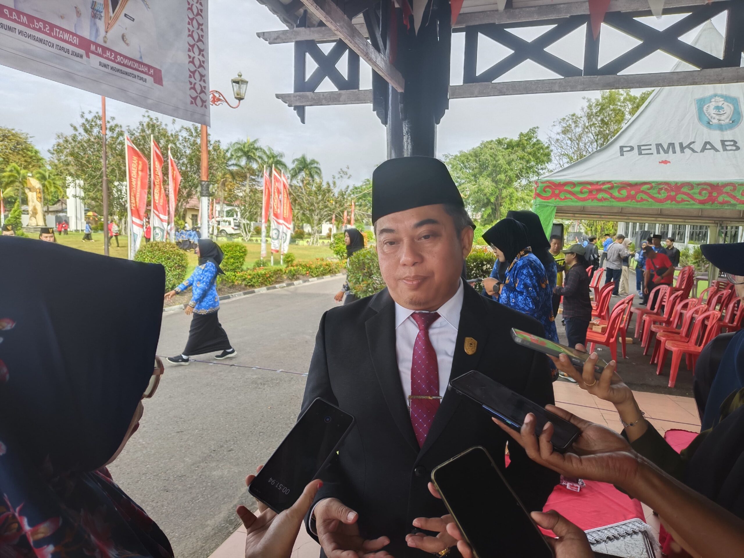 <p>Ketua DPRD Kotim, Rimbun saat diwawancarai, Rabu (29/10/2025). (Foto: Apri) </p>