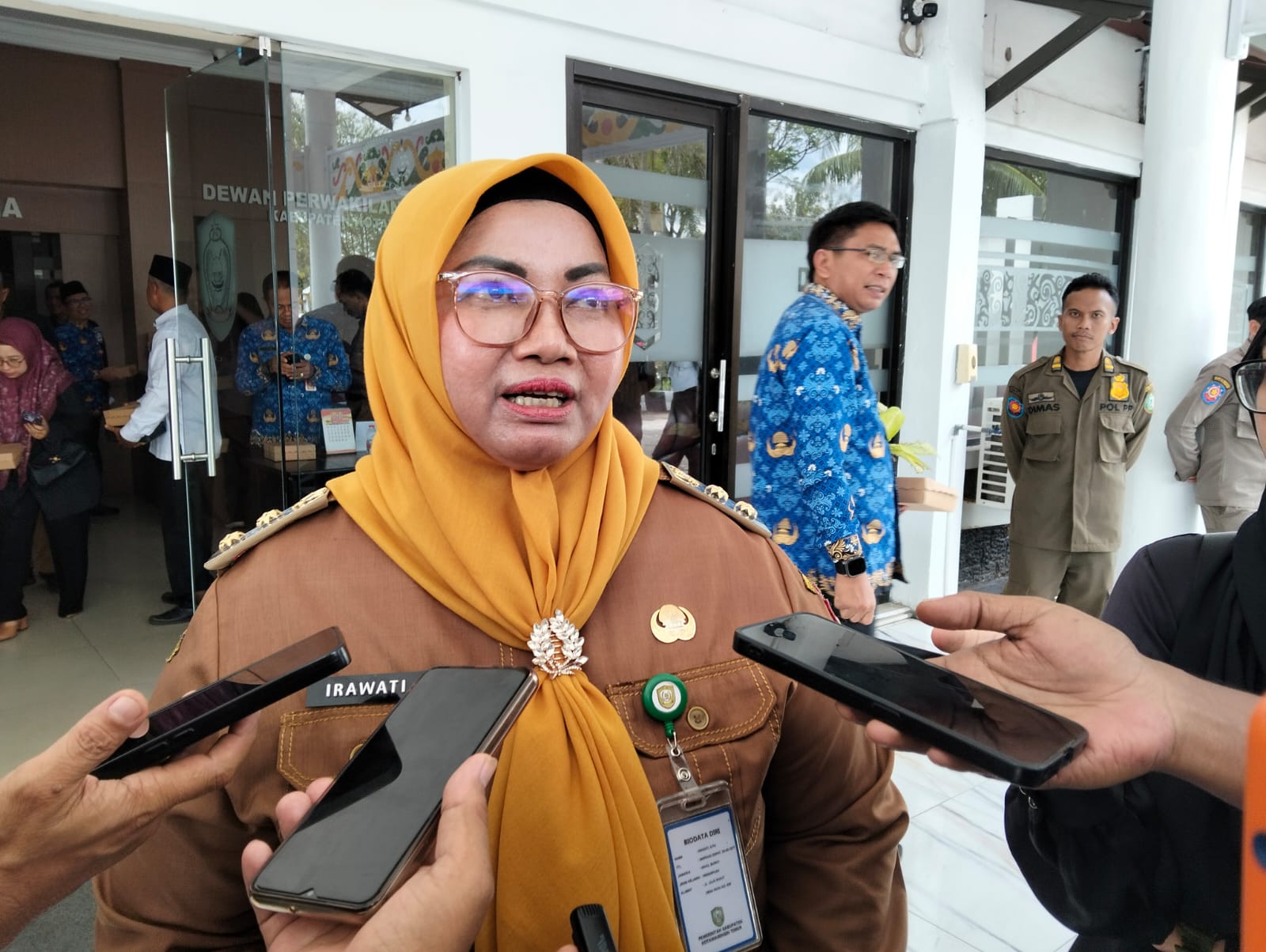 <p>Wabup Kotim, Irawati saat diwawancarai, Rabu (29/10/2025). (Foto: Apri) </p>