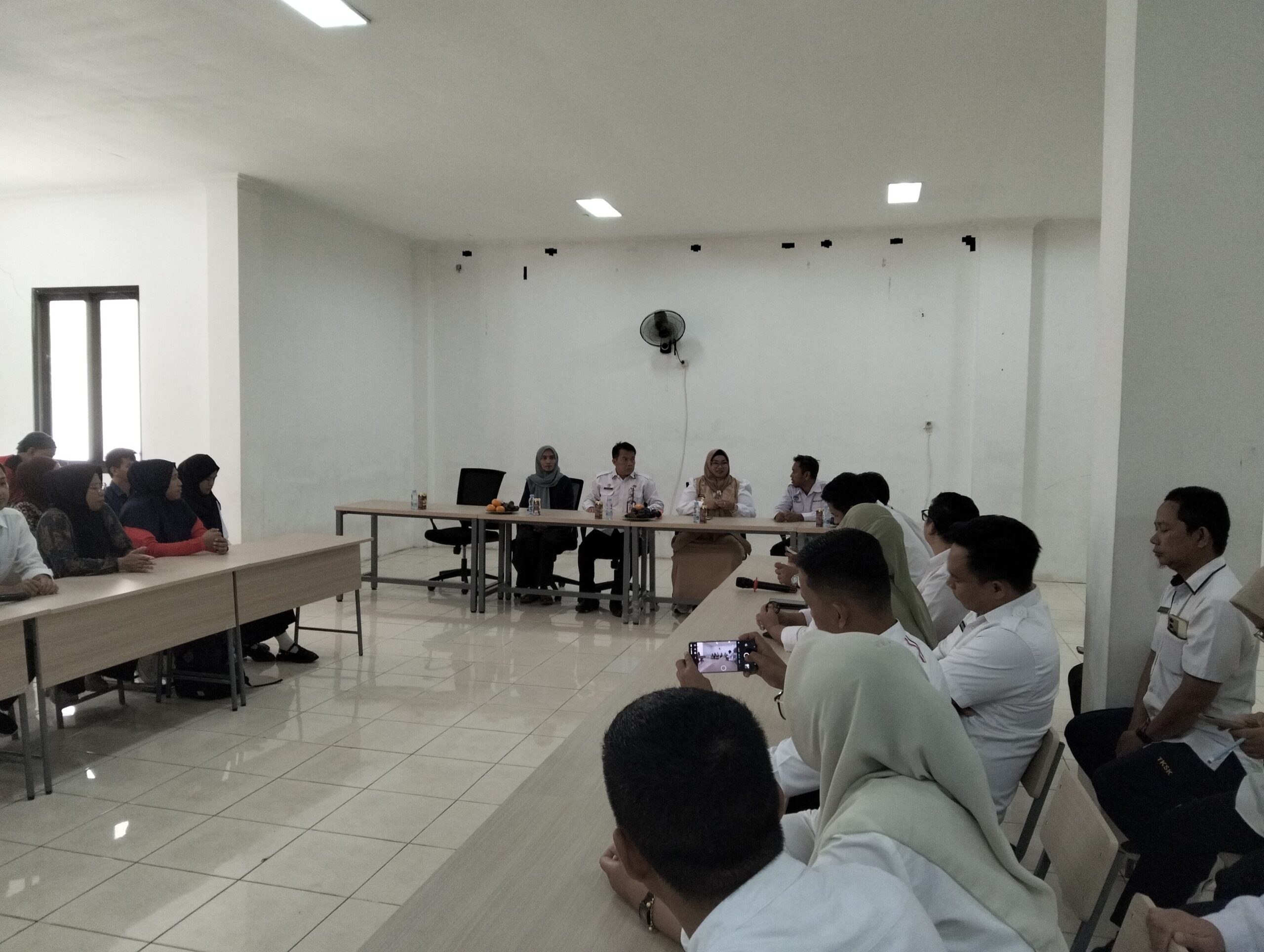 <p>Wabup Kotim, Irawati saat memimpin rapat evaluasi bersama pihak Sekolah Rakyat (SR), vendor penyedia makanan, dan Dinas Sosial, Rabu (29/10/2025). (Foto: Apri) </p>