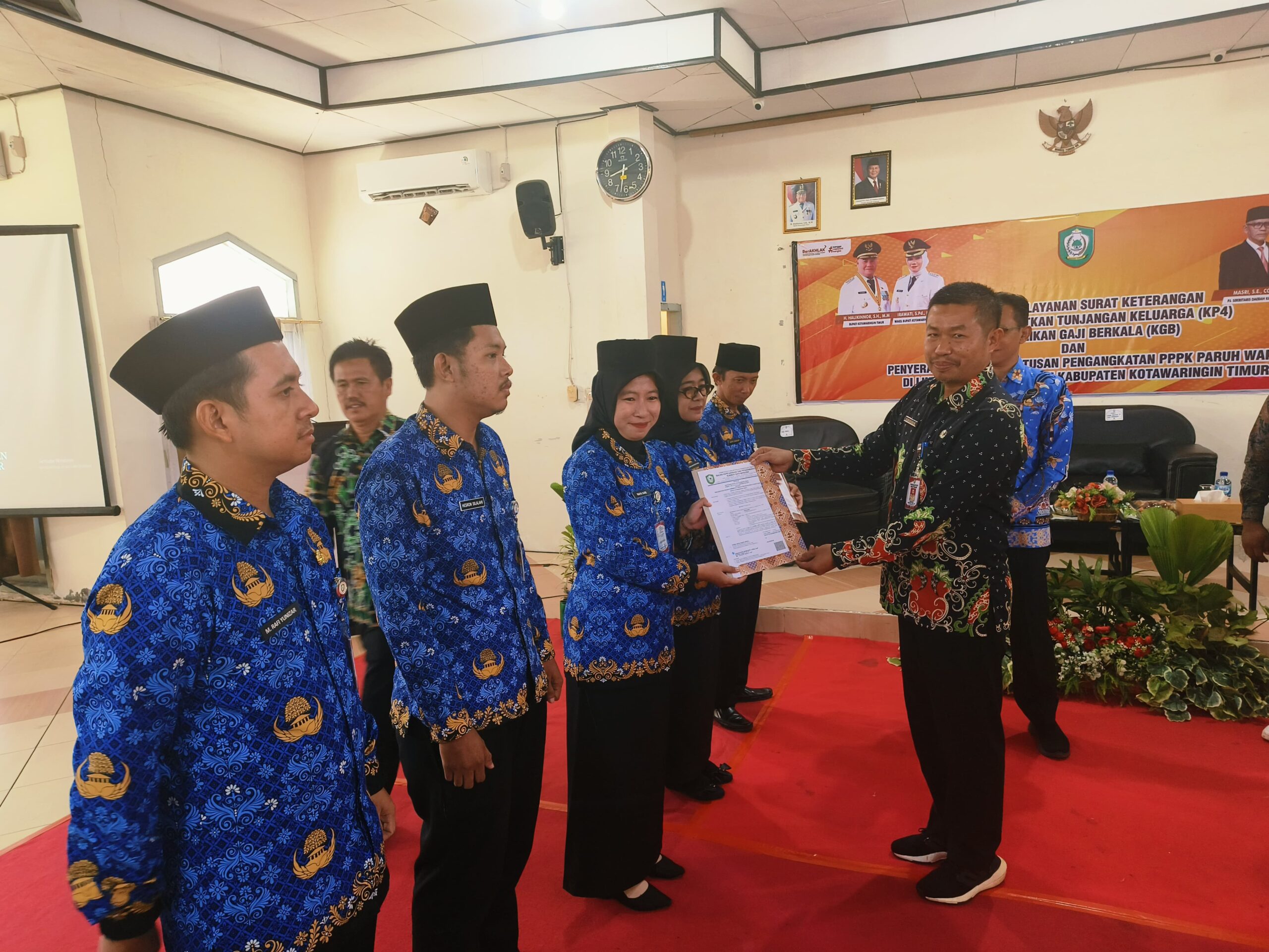 <p>Penyerahan secara simbolik SK pengangkatan PPPK paruh waktu yang digelar di Balai Diklat BKPSDM Kotim, Kamis (30/10/2025). (Foto: Apri)</p>