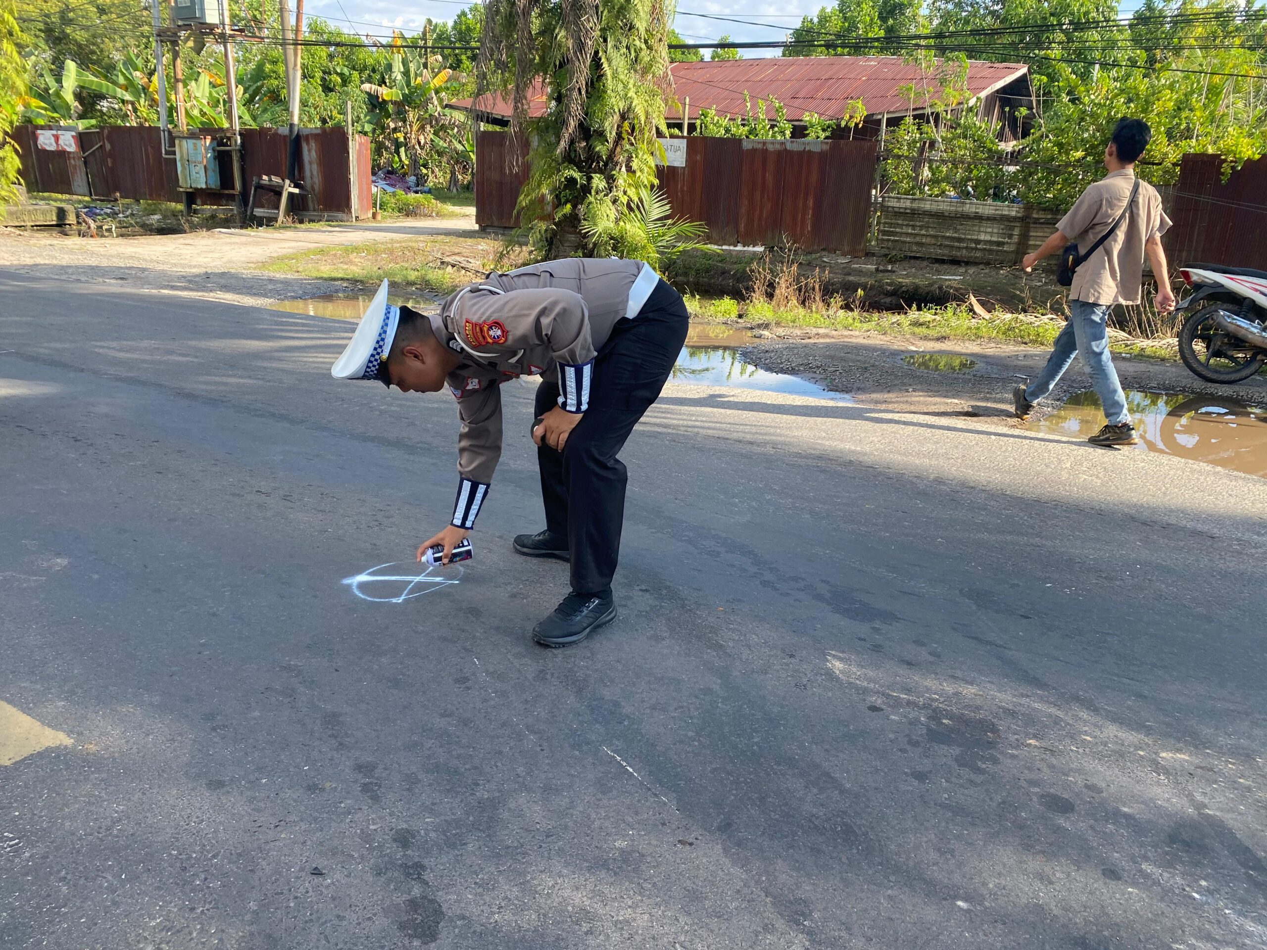 <p>Polisi melakukan olah TKP di Jalan Jenderal Sudirman, Kamis (30/10/2025). (Foto: Apri)</p>