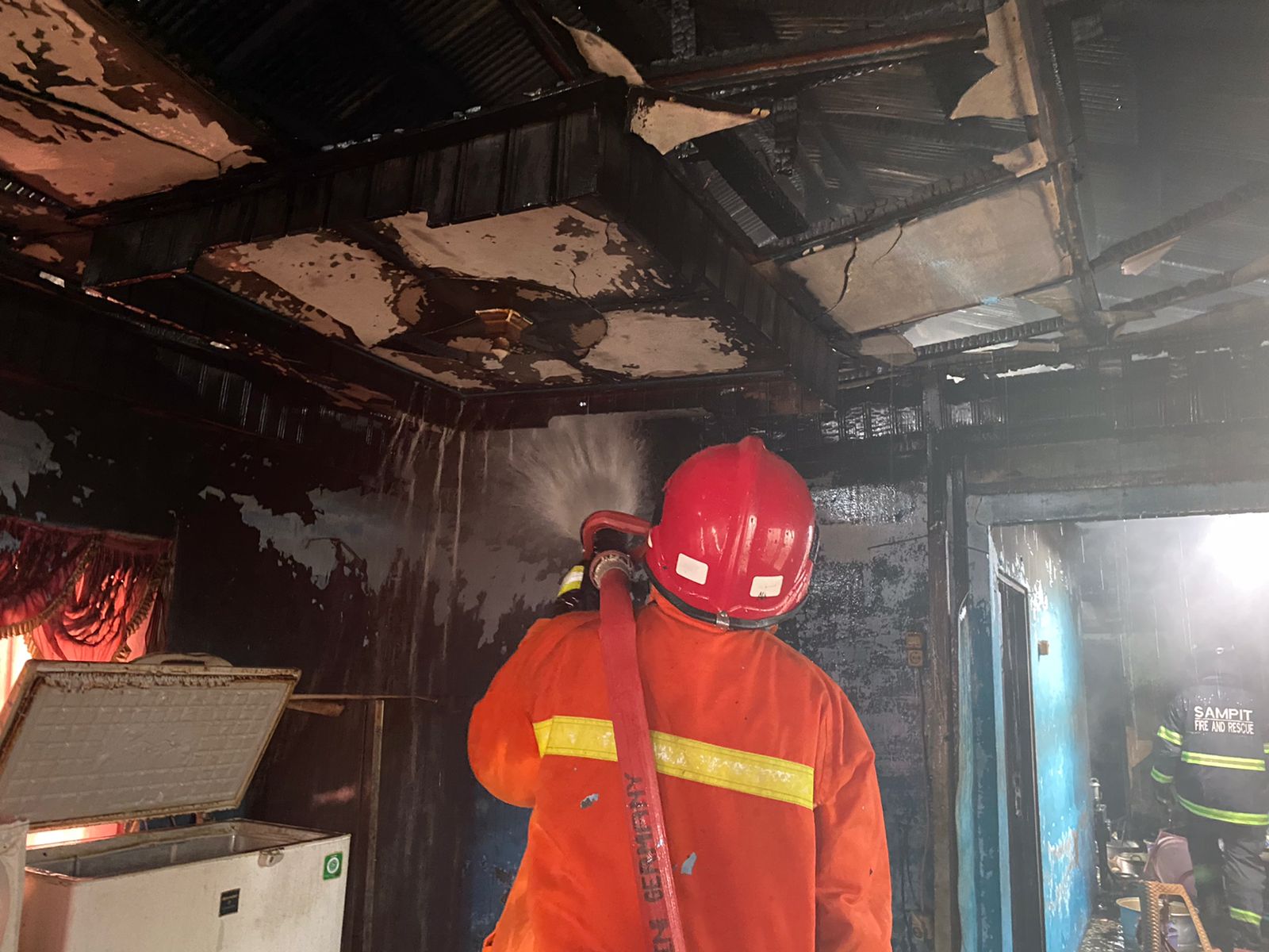 <p>Petugas Disdamkarmat Kotim saat melakukan pemadaman rumah yang terbakar di Jalan H. Imran, Kelurahan Ketapang, akibat kebocoran tabung gas LPG, Jumat (31/10/2025) pagi. (Foto: Damkar) </p>