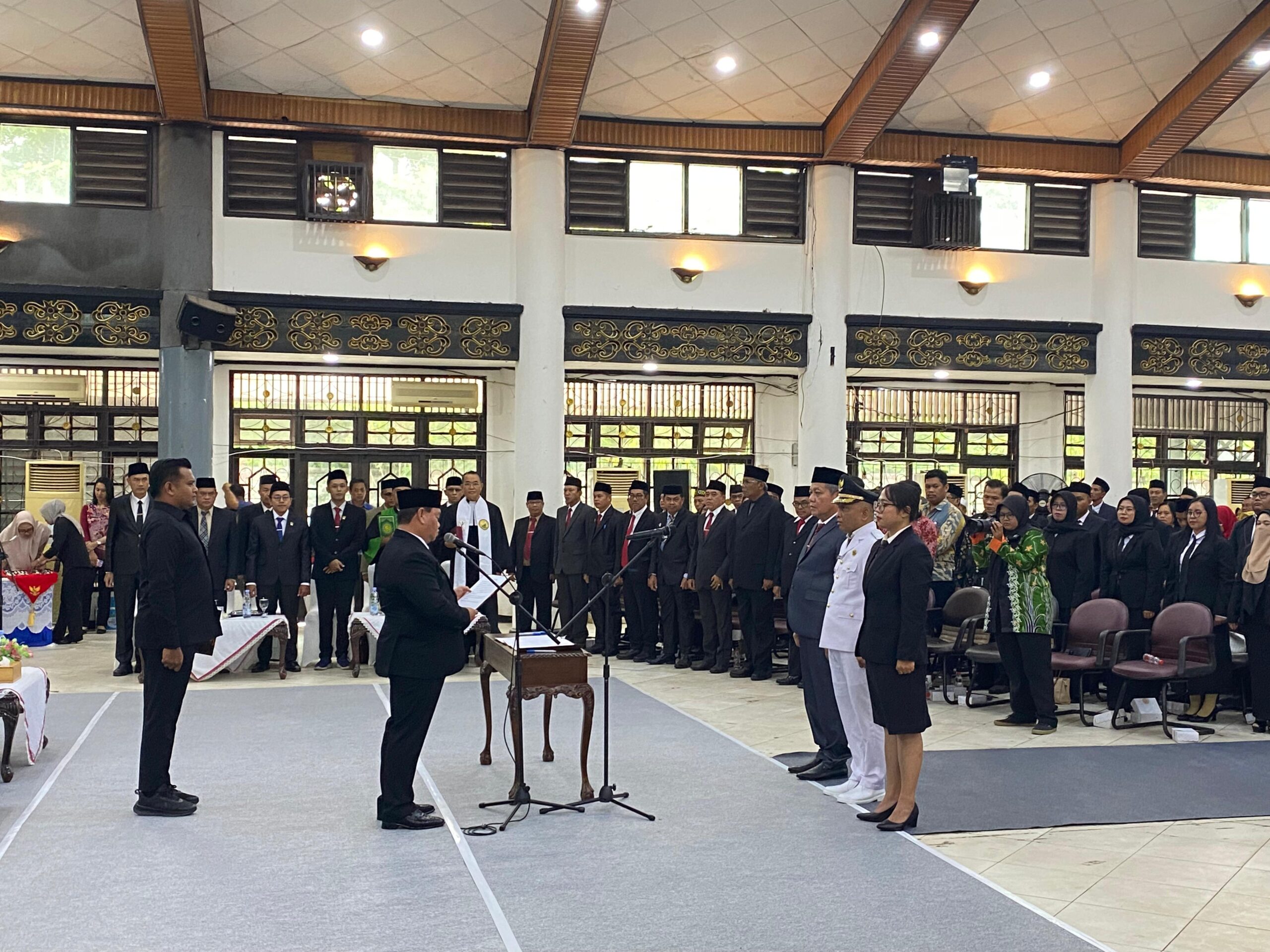 <p>Bupati Kotim, Halikinnor, saat melantik Pj Sekda baru, di Gedung Serbaguna Sampit, Jumat (31/10/2025). (Foto: Apri) </p>