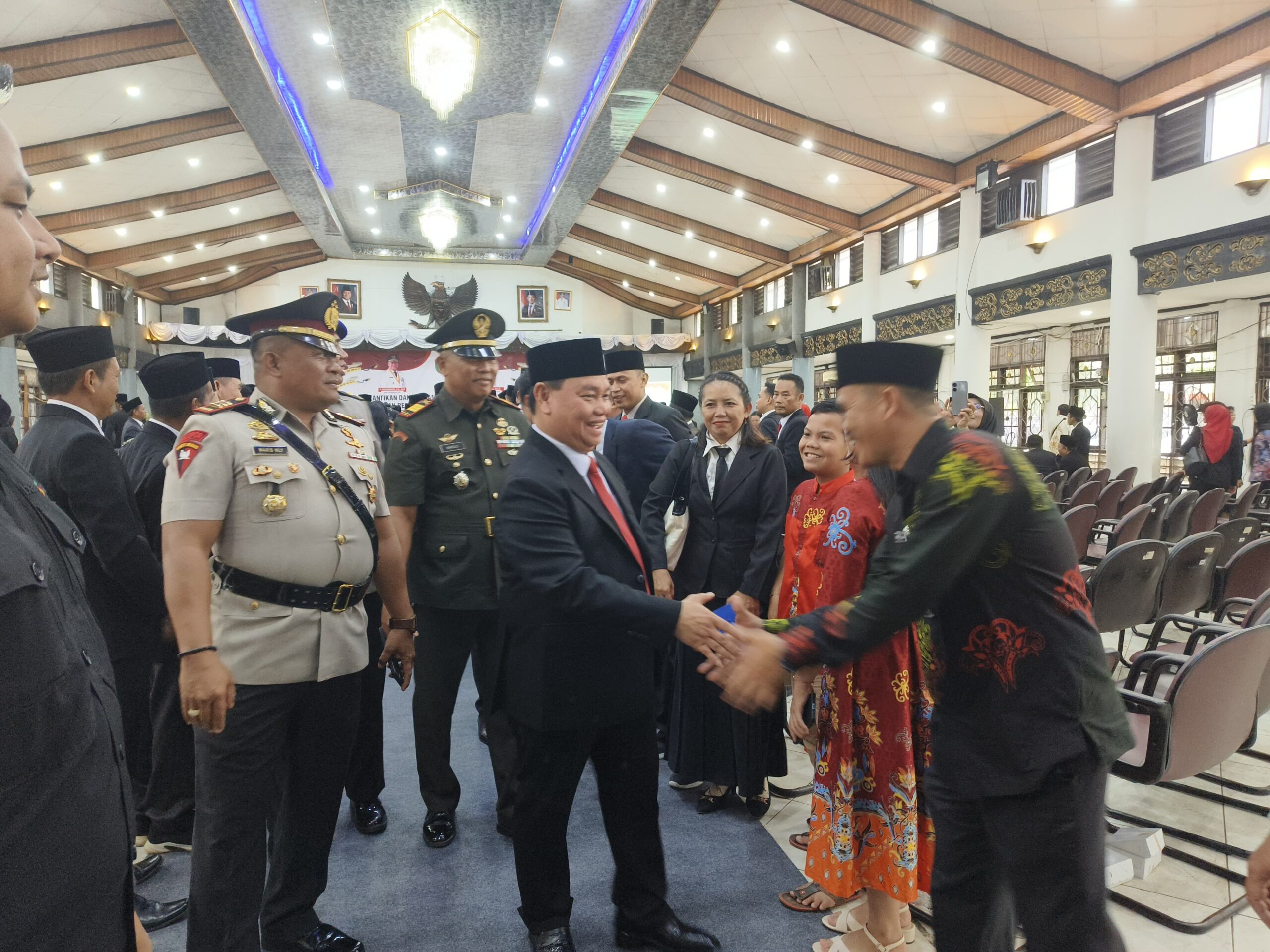 <p>Bupati Kotim, Halikinnor saat meninggalkan Gedung Serbaguna Sampit usai melantik pejabat di lingkungan Pemkab Kotim, pada Jumat (31/10/2025). (Foto: Apri)</p>