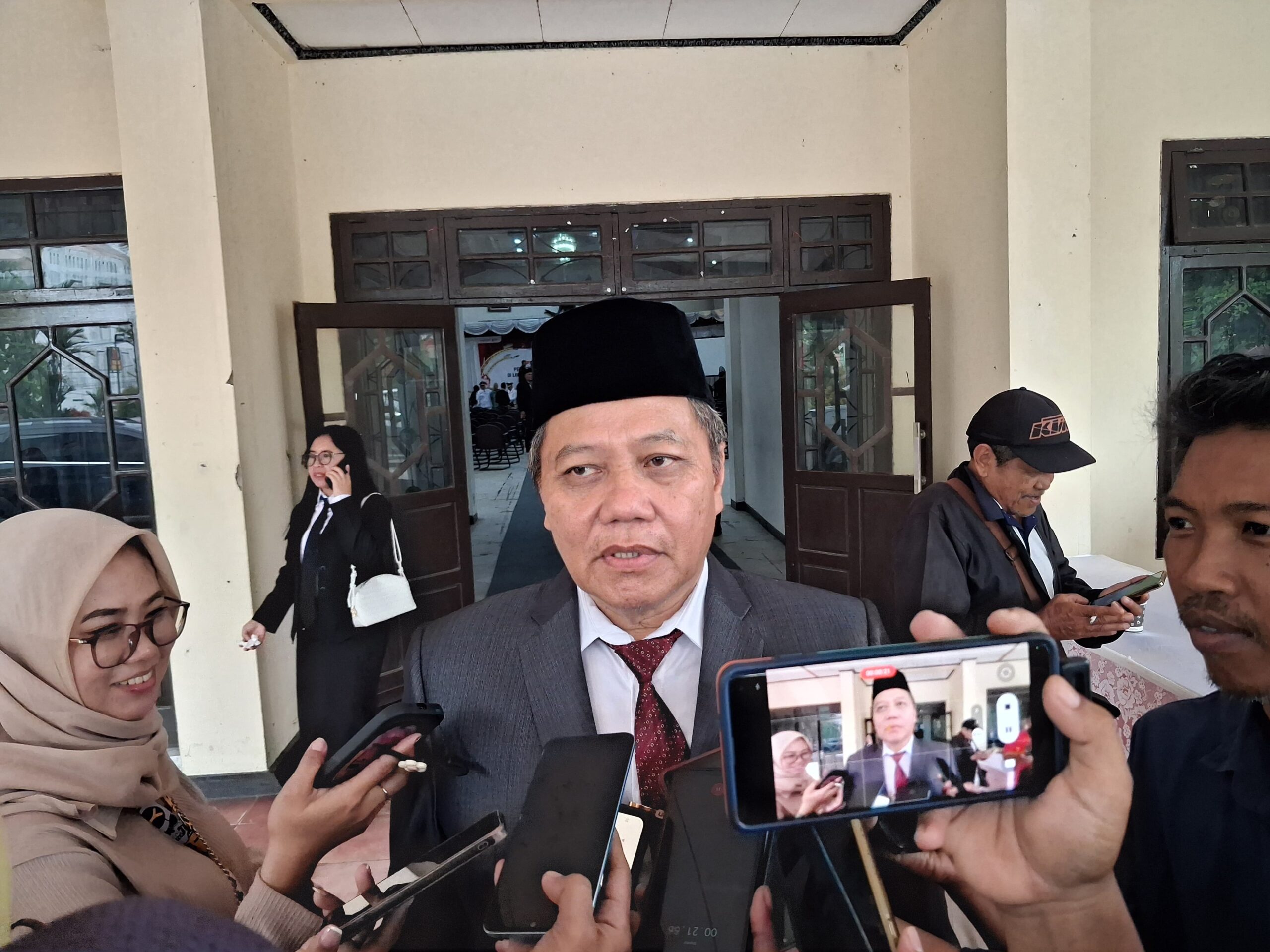 <p>Pj Sekda Kotim, Umar Kaderi saat diwawancarai usai dilantik, Jumat (31/10/2025). (Foto: Apri) </p>