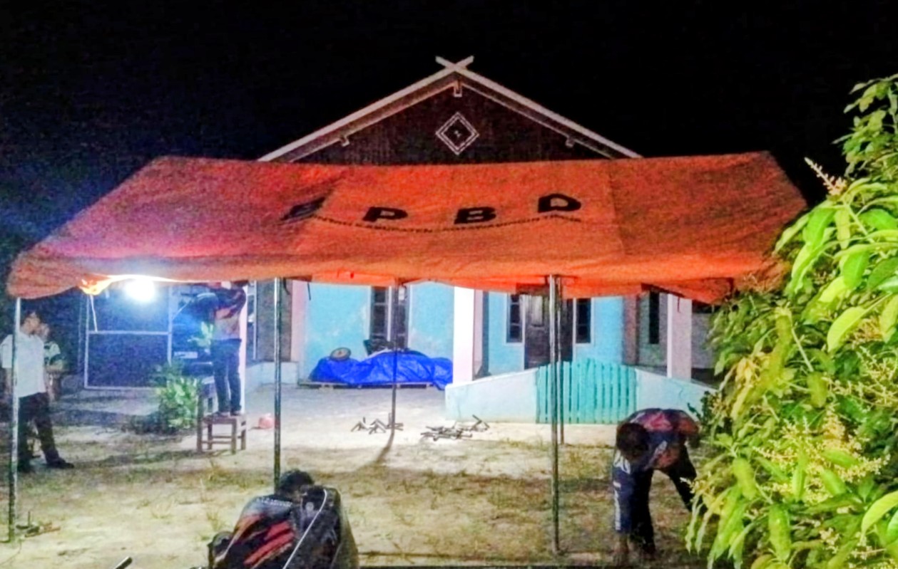 <p>Petugas BPBD Kotim mendirikan tenda untuk kelas darurat bagi siswa SDN Kunjung Lampuyang, agar terhindar dari banjir rob dan ancaman buaya muara, Rabu (15/10/2025). (Foto: BPBD Kotim) </p>