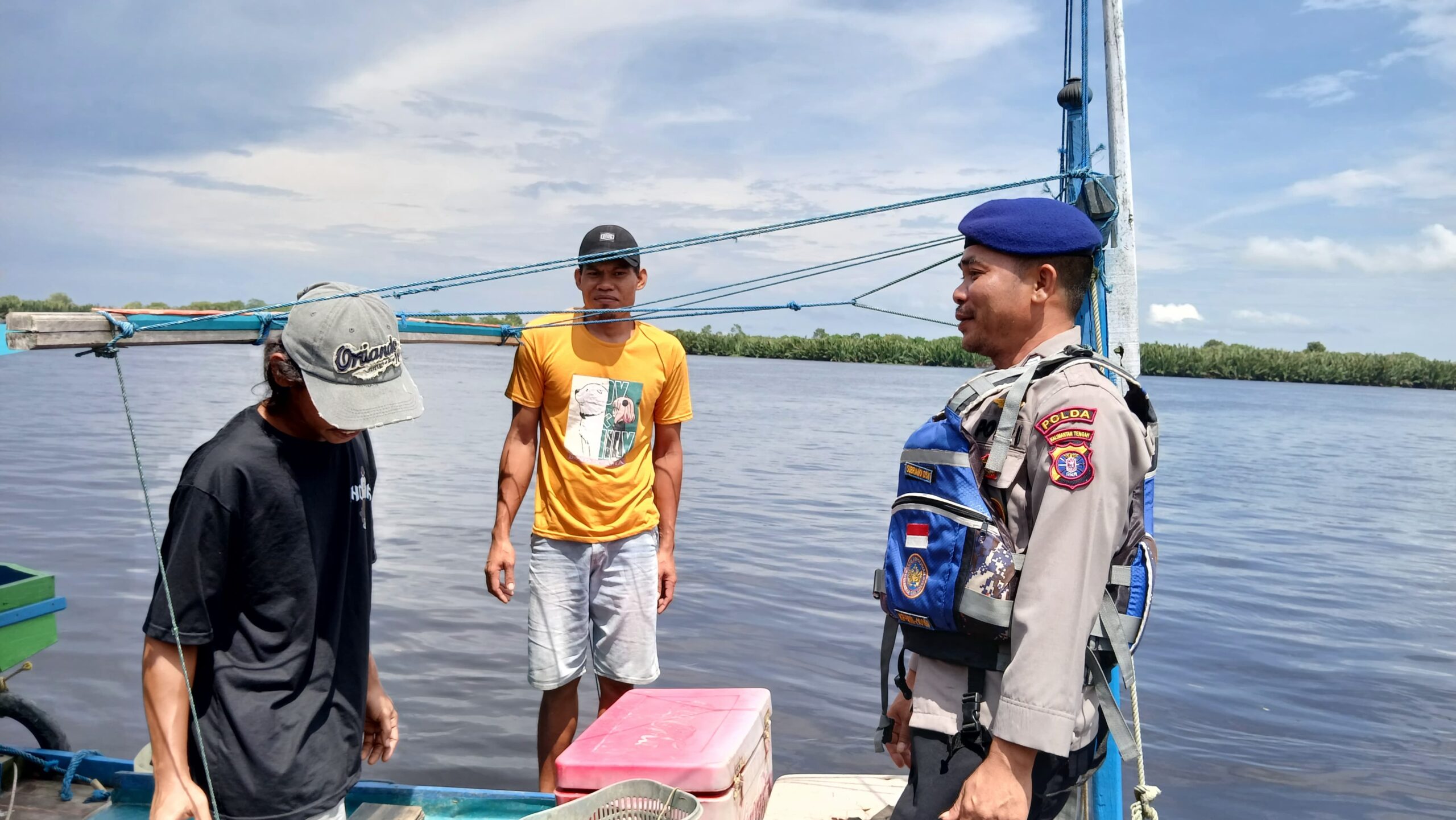 Personel Ditpolairud Ajak Warga Pesisir Kuala Jelai Perangi Narkoba