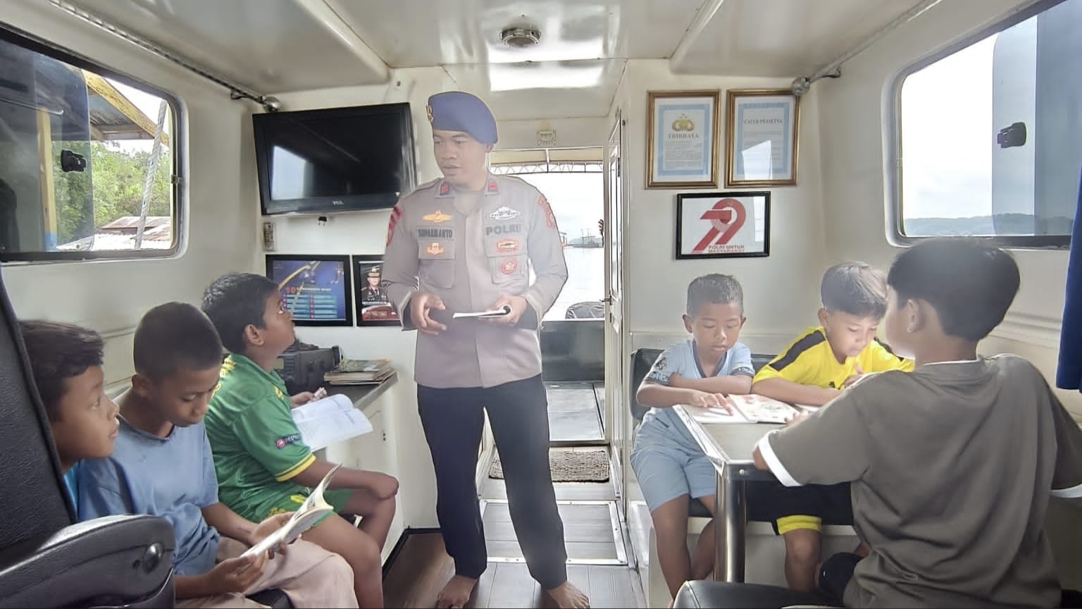 Inovasi Polr di Kobar, Kapal Patroli Disulap Jadi Perpustakaan Terapung untuk Anak Sungai Kumai