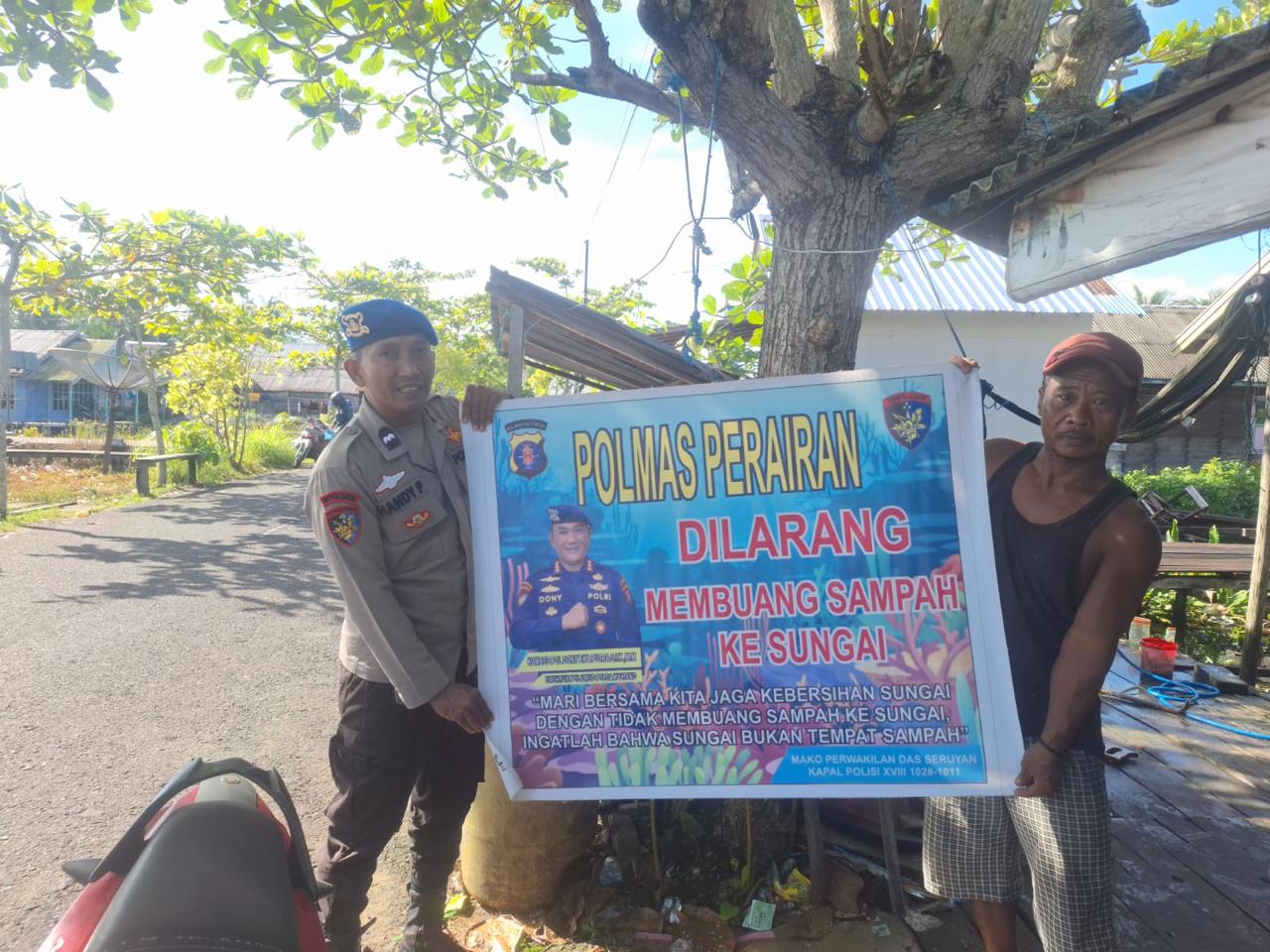 Personel Polairud Polda Kalteng Ajak Warga DAS Seruyan Stop Buang Sampah ke Sungai