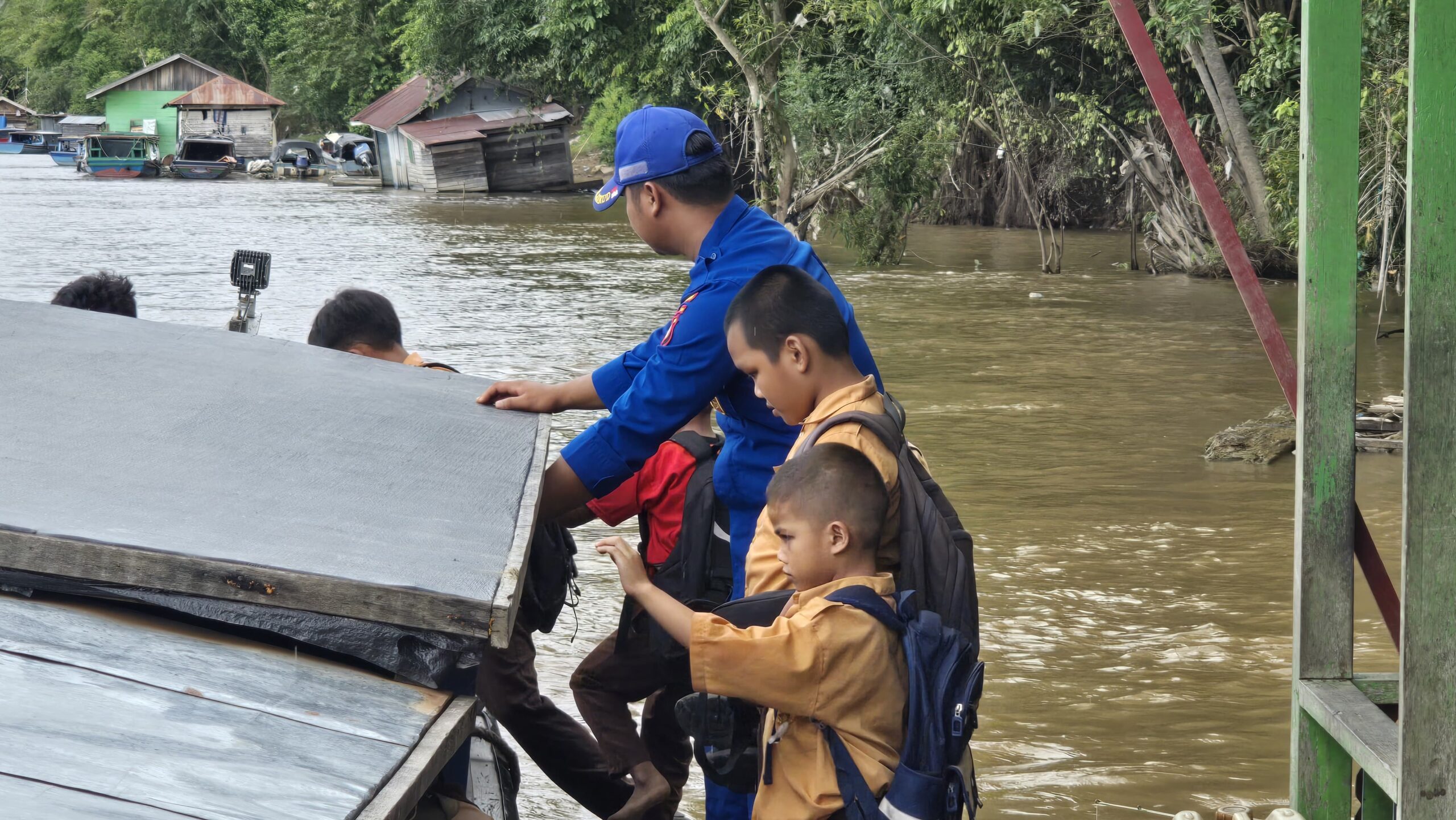 Ditpolairud Polda Kalteng Sambangi Motoris yang Membawa Anak Sekolah di DAS Barito