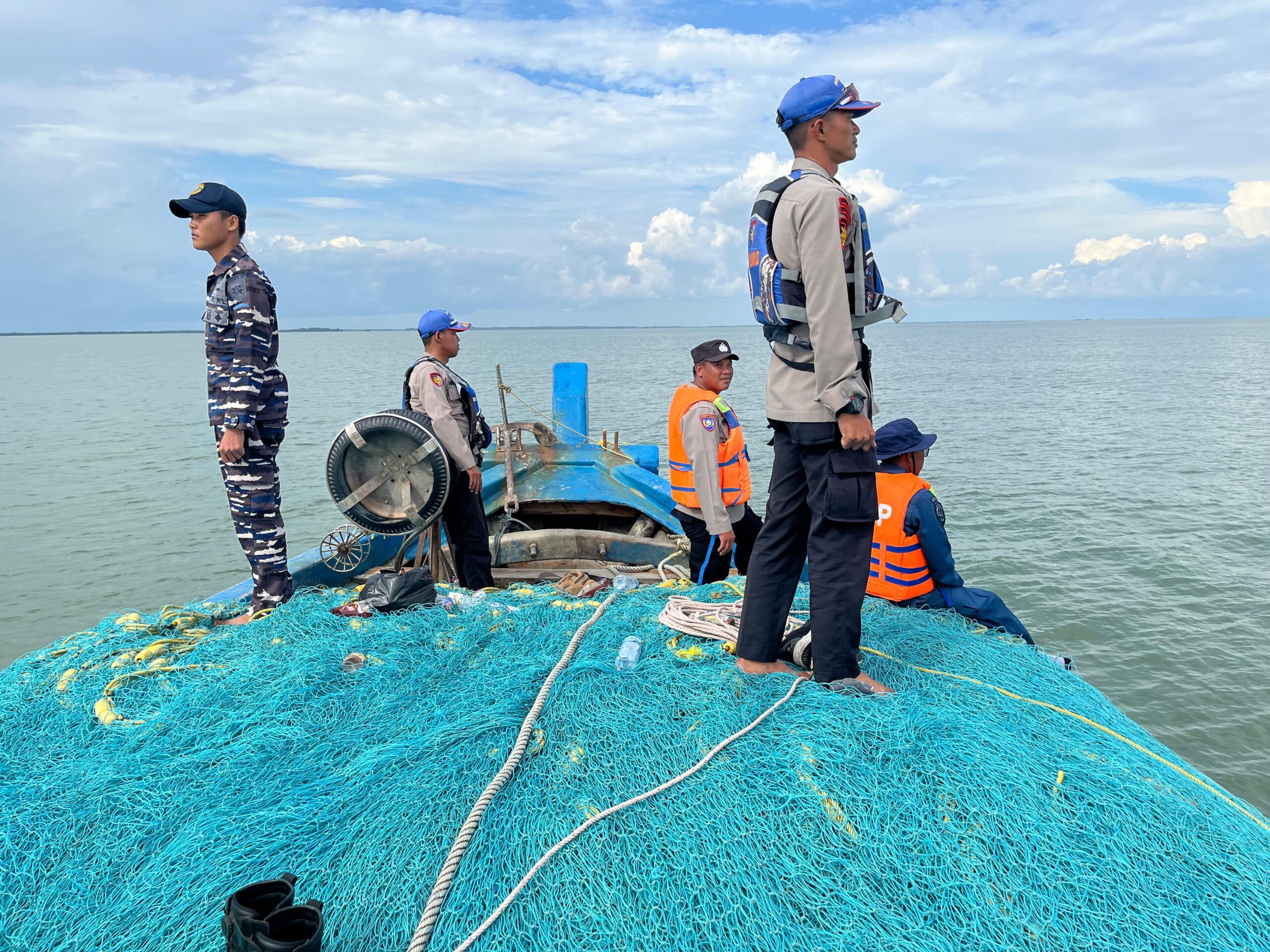 Ditpolairud Polda Kalteng Bersama TNI AL dan Polairud Kalbar Gelar Operasi SAR di Kuala Jelai