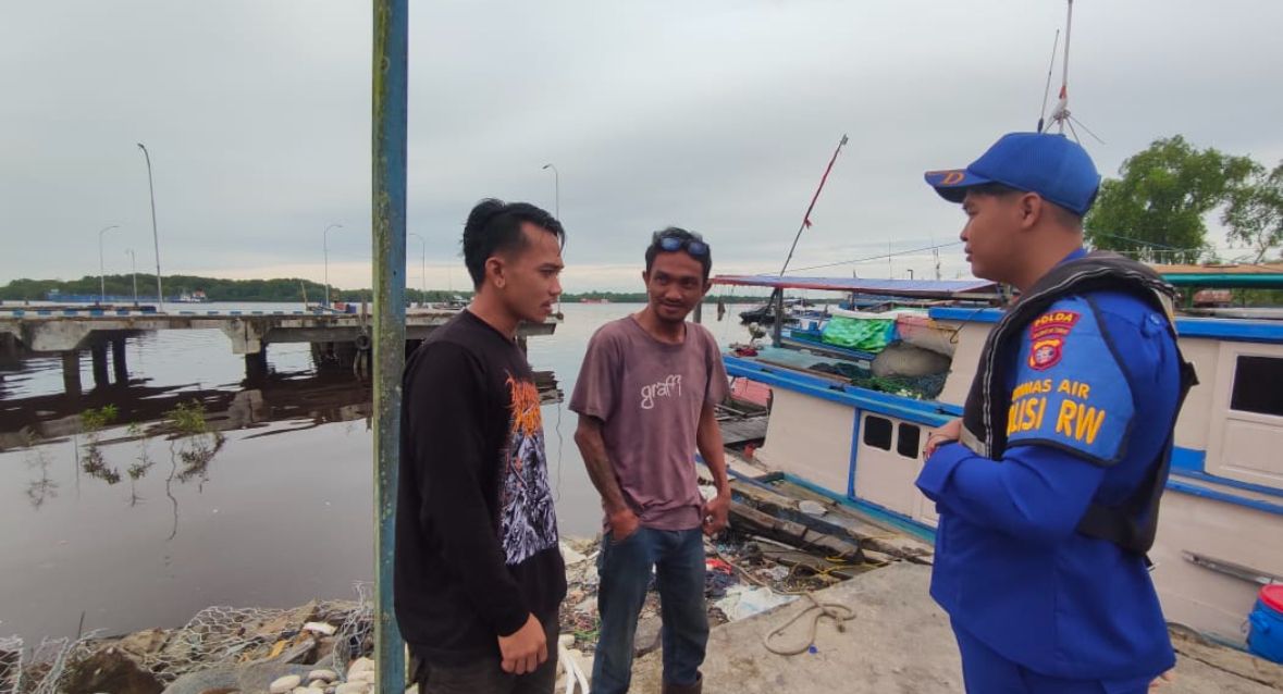 Polisi RW Ditpolairud Polda Kalteng Sambangi Warga Kumai Hilir, Ajak Wujudkan Keamanan di Wilayah Perairan