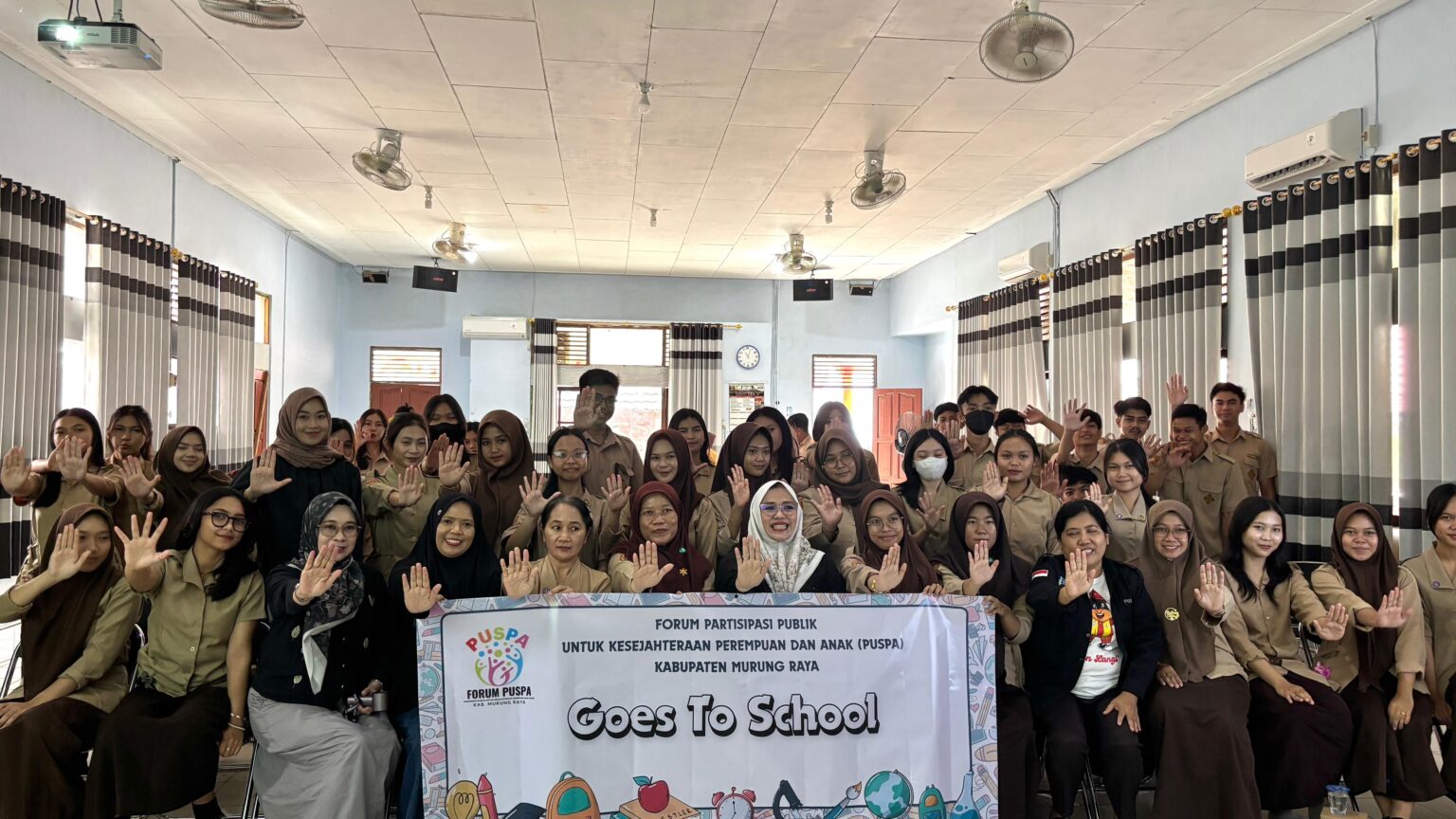 <p>Forum PUSPA saat foto bersama para pelajar dan guru di sela kegiatan sosialisasi di aula SMAN 1 Murung Jumat (18/7/2025). (Foto : Rama)</p>