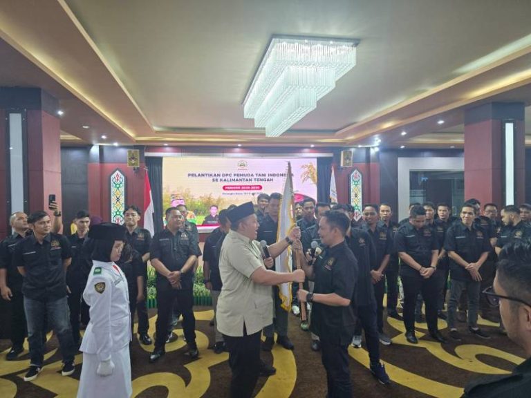 <p>Mahyono, S.Kom ketika menerima bendera pataka Pemuda Tani Indonesia Kabupaten Murung Raya dari Sekjen DPP Pemuda Tani Indonesia R.S Suroyo Jr di Palangka Raya, Senin (14/7/2025).</p>