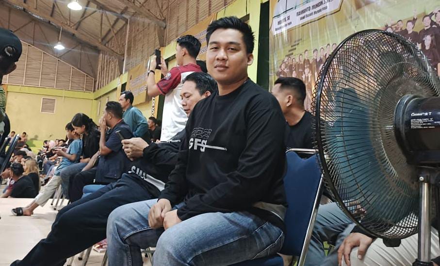 <p>Anggota DPRD Murung Raya Fedrich Dominggus Yoga saat hadir pada pembukaan turnamen futsal di GOR Tana Malai Tolung Lingu (TMTL), Rabu (17/9/2025) malam.</p>