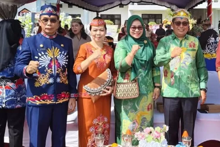 <p>Anggota DPRD Mura, Rejikinoor (kanan) saat mengikuti upacara hari jadi ke-23 Kabupaten Murung Raya.</p>