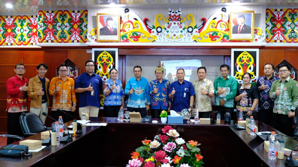 <p>Plt. Sekretaris Daerah Mura, Sarwo Mintarjo berfoto bersama pada kegiatan Forum Kemitraan Pengelolaan Kerjasama Fasilitas Kesehatan (Faskes) di Aula A Kantor Bupati Mura, Kamis (4/9/2025). (Foto : Ist)</p>