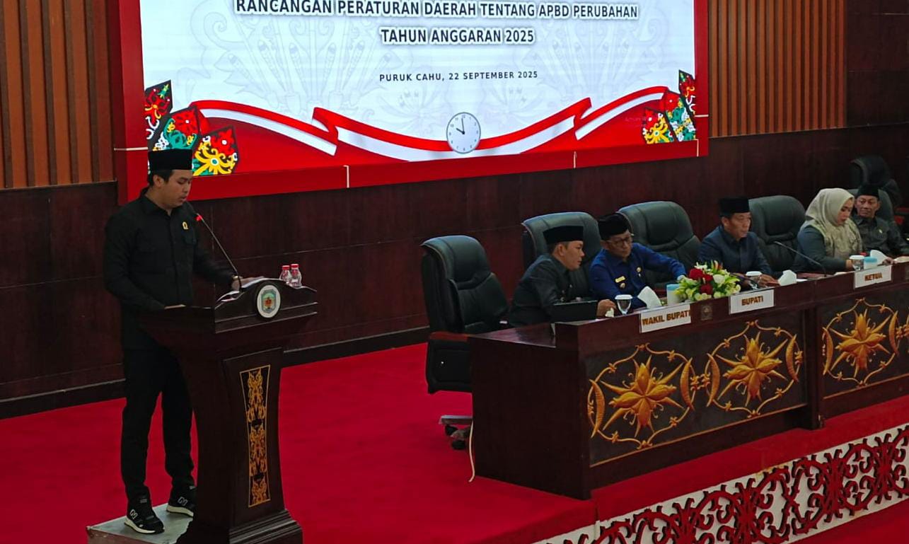 <p>Juru bicara Banggar DPRD Murung Raya Ahmad Maulana saat menyampaikan laporan hasil pembahasan, Senin (22/9/2025). (Foto : Rama)</p>