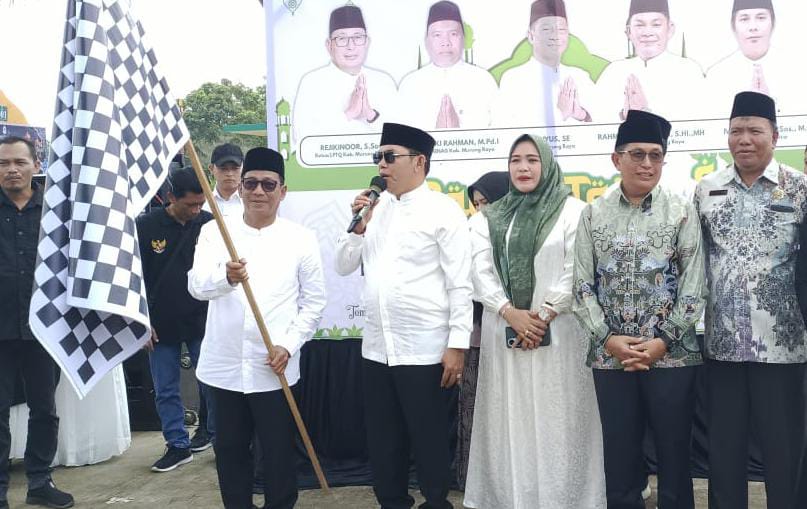 <p>Bupati Murung Raya Heriyus dan Wakil Bupati Rahmanto Muhidin saat bersama – sama melepas peserta, di depan masjid agung al – istiqlal Puruk Cahu, Rabu (3/9/2025). (Foto : Rama)</p>