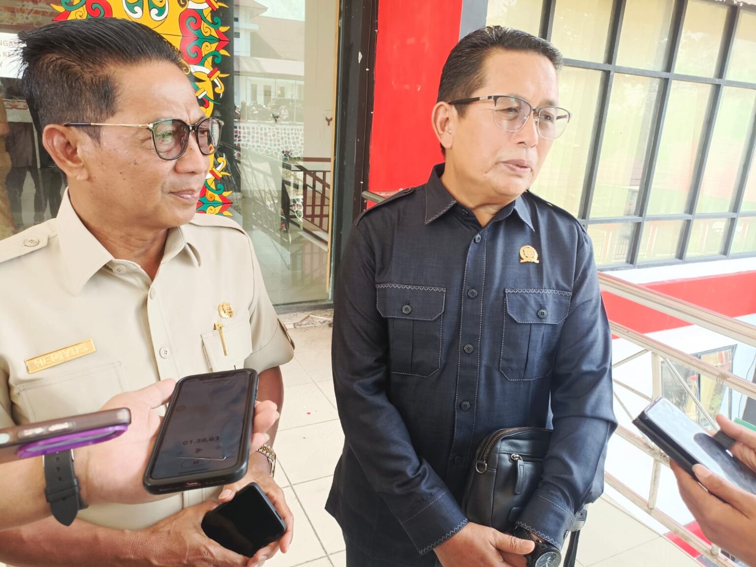 <p>Bupati Murung Raya Heriyus, bersama Ketua Komisi I DPRD Murung Raya Rejikinoor saat diwawancarai awak media, Senin (23/9/2025). (Foto : Rama)</p>