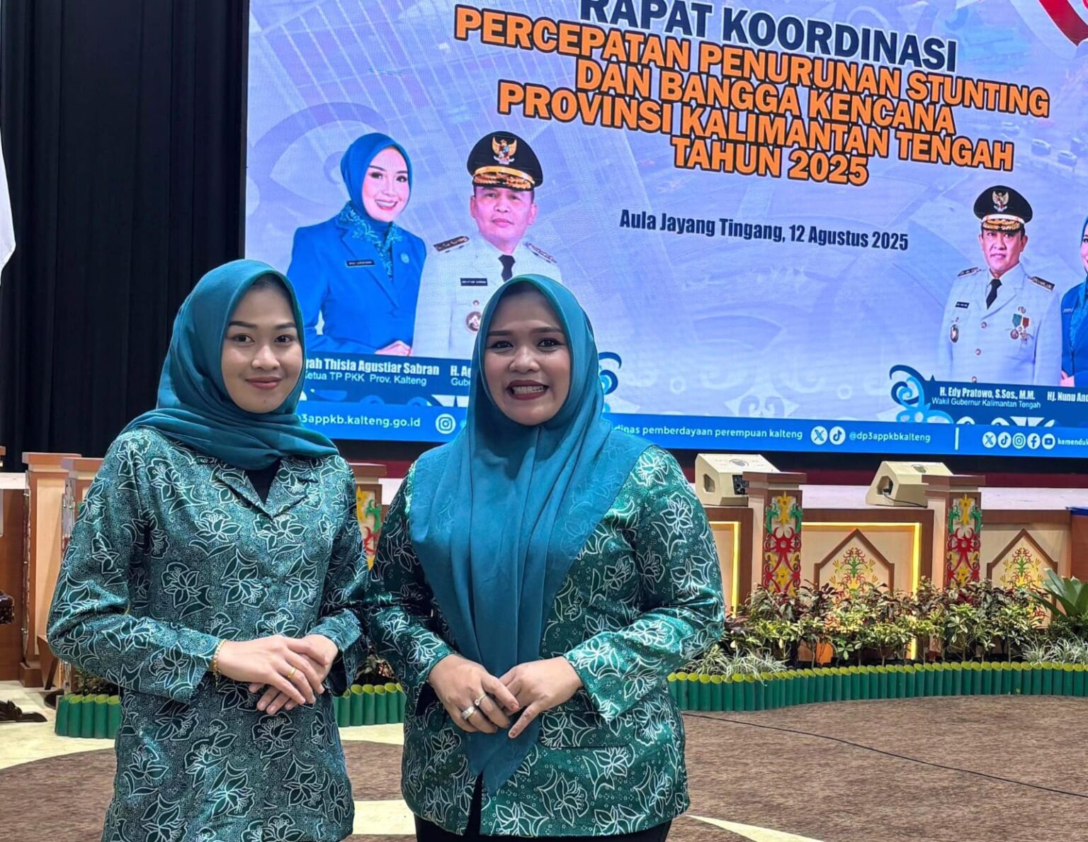 <p>Wakil Ketua I TP PKK Murung Raya Dina Maulidah (kanan) didampingi anggota TP PKK dari Murung Raya Mita Huljanah di Aula Jayang Tingang, Palangka Raya, Selasa (12/8/2025). (Foto : Ist)</p>