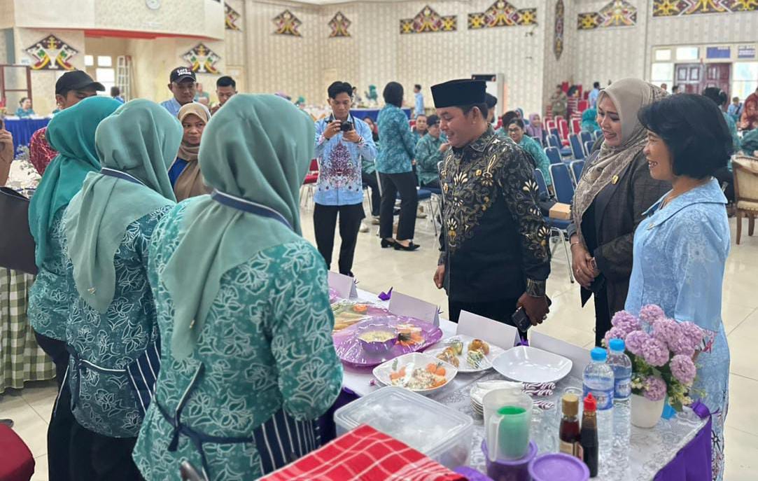<p>Wakil Ketua I DPRD Kabupaten Murung Raya, Dina Maulidah (dua dari kanan) menghadiri kegiatan Lomba Masak Serba Ikan yang diselenggarakan oleh Dinas Pertanian dan Perikanan Kabupaten Murung Raya, di aula Gedung Pertemuan Umum (GPU) Tira Tangka Balang, Kamis (16/10/2025). (Foto : Rama)</p>