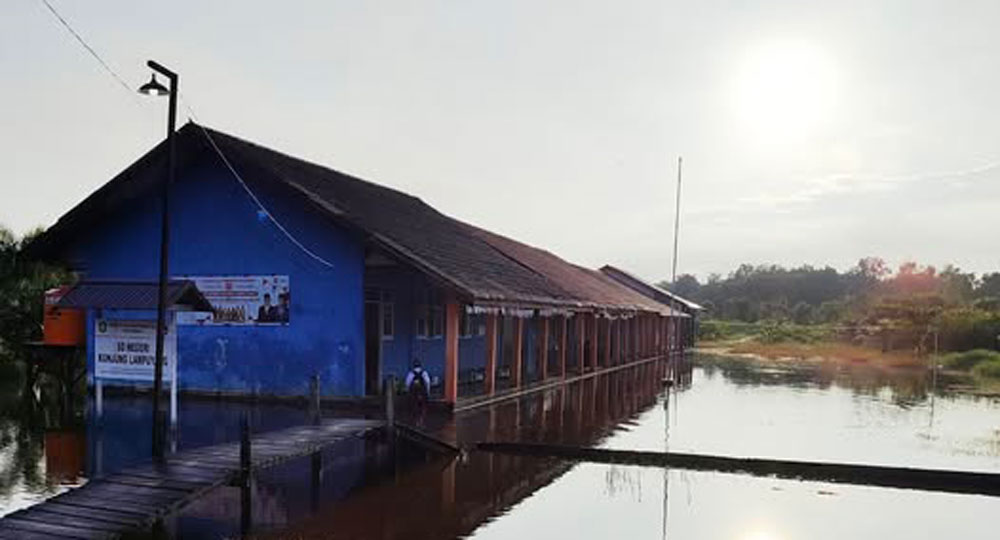<p>Banjir rob merendam SDN Kunjung Lampuyang, Kecamatan Teluk Sampit, Rabu (15/10/2025. (Ist)</p>