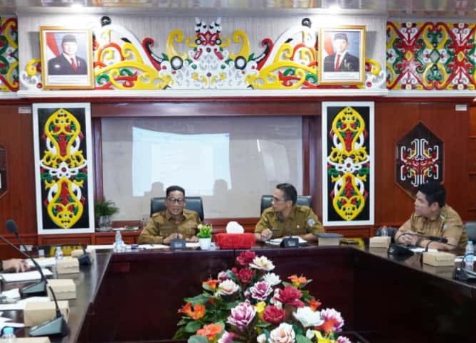 <p>Bupati Murung Raya,  Heriyus memimpin rapat percepatan Pelaksanaan Program Kartu Hebat di aula Gedung A Kantor Bupati Murung Raya, Rabu (29/10/2025). (Foto : Rama)</p>