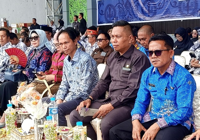 <p>Anggota DPRD Kabupaten Barito Utara, Bina Husada (tengah) saat menghadiri salah satu acara di Muara Teweh belum lama ini. (Foto : Ist)</p>
