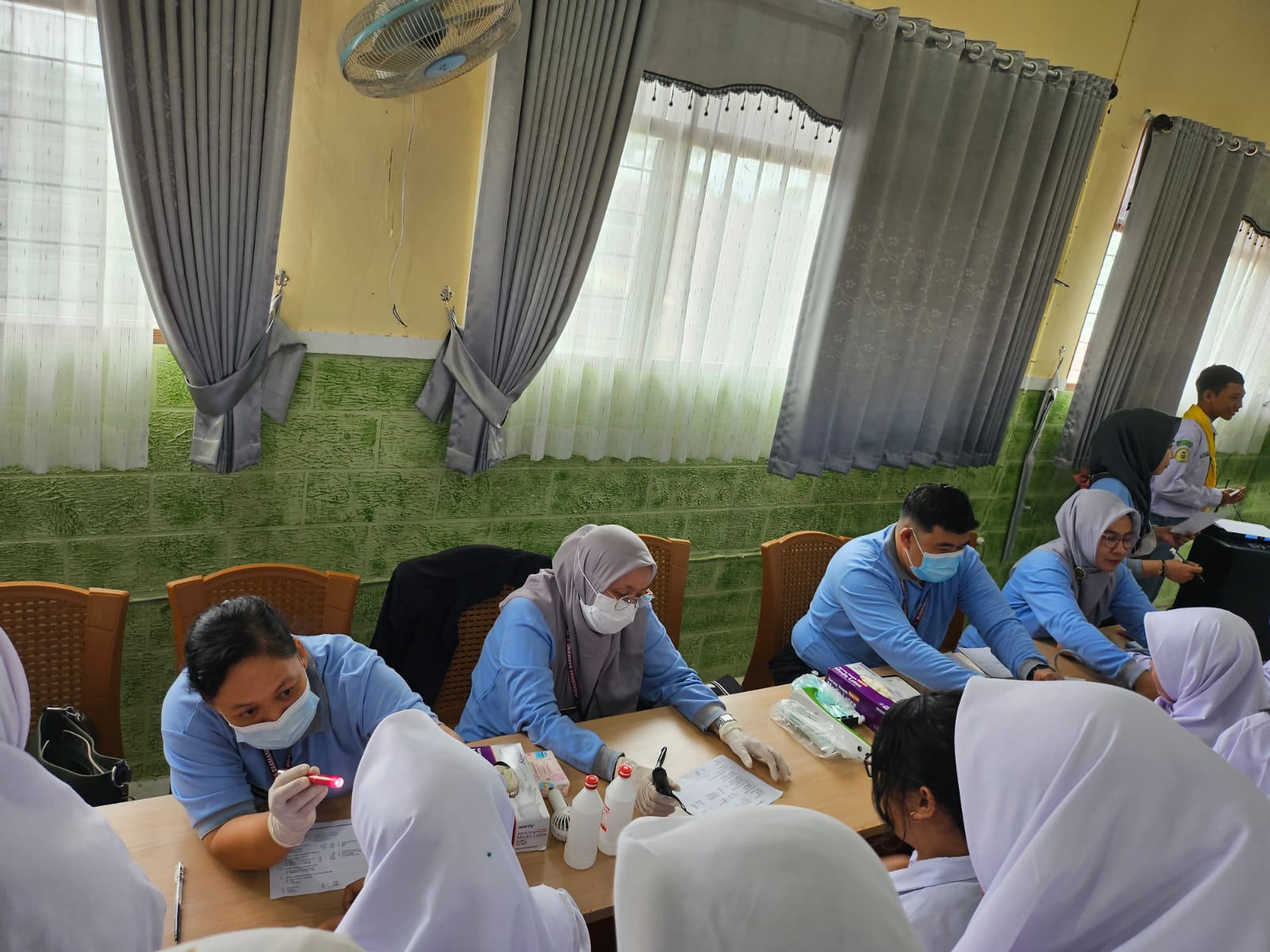 <p>Para pelajar mengikuti cek kesehatan gratis, baru-baru ini.<br />
(Foto : Andri)</p>