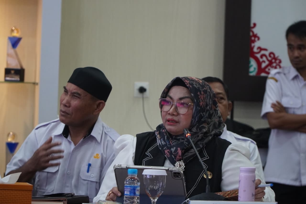 <p>Wabup Kotim Irawati didampingi Plt Diskominfo Kotim dan jajaran mengikuti Uji Publik Keterbukaan Informasi Tahun 2025 yang digelar di Aula Kanderang Tingang, Dinas Kominfosantik Provinsi Kalimantan Tengah, Rabu (15/10/2025). (Foto : Andri)</p>