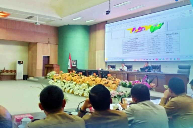 <p>Suasana rapat dengar pendapat tentang reforma agraria di Gedung DPRD Barito Utara, Selasa (7/10/2025). (Foto : Rido)</p>